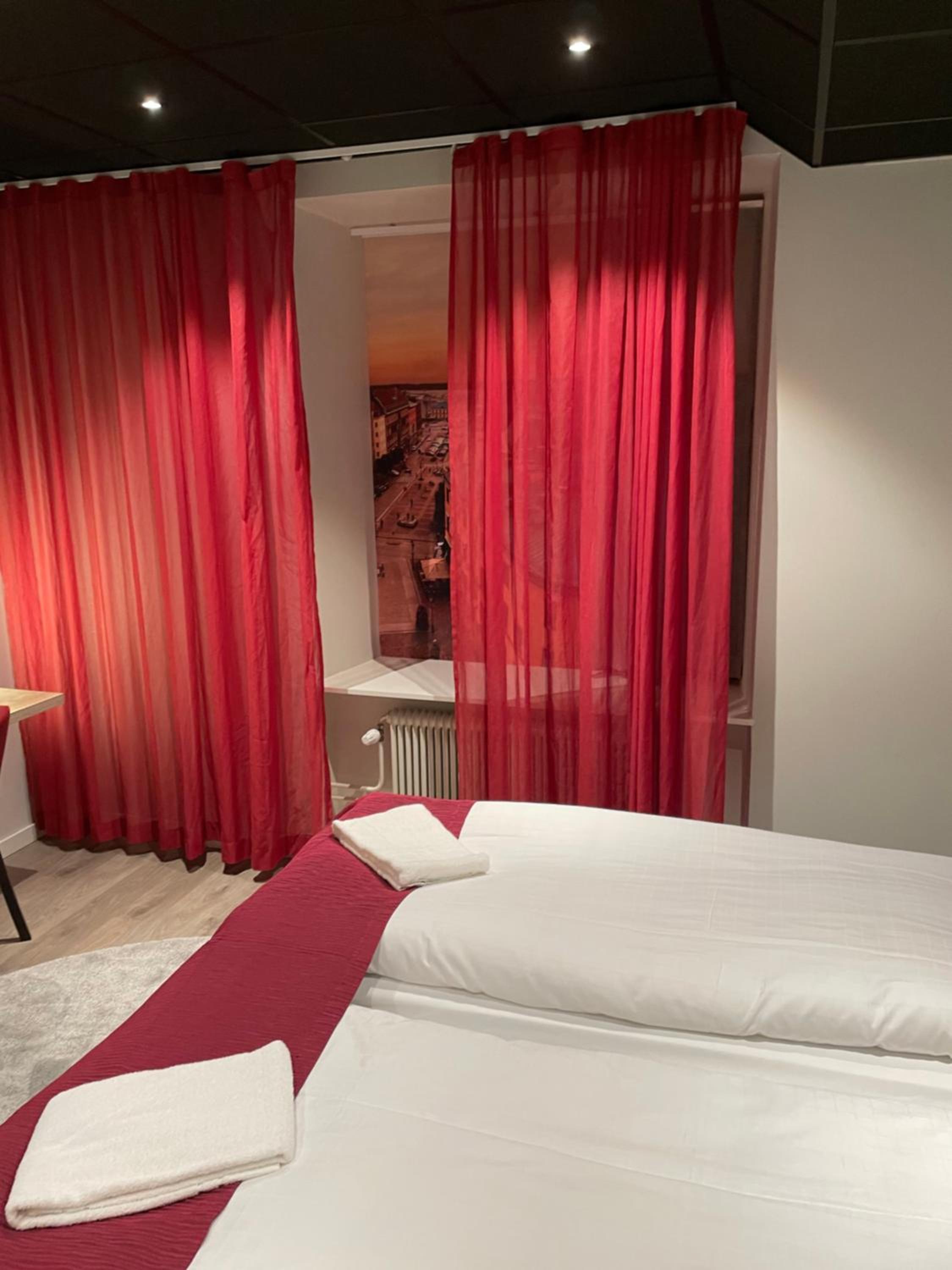 Budget Twin Room with Shared Bathroom (without Window) photo 3