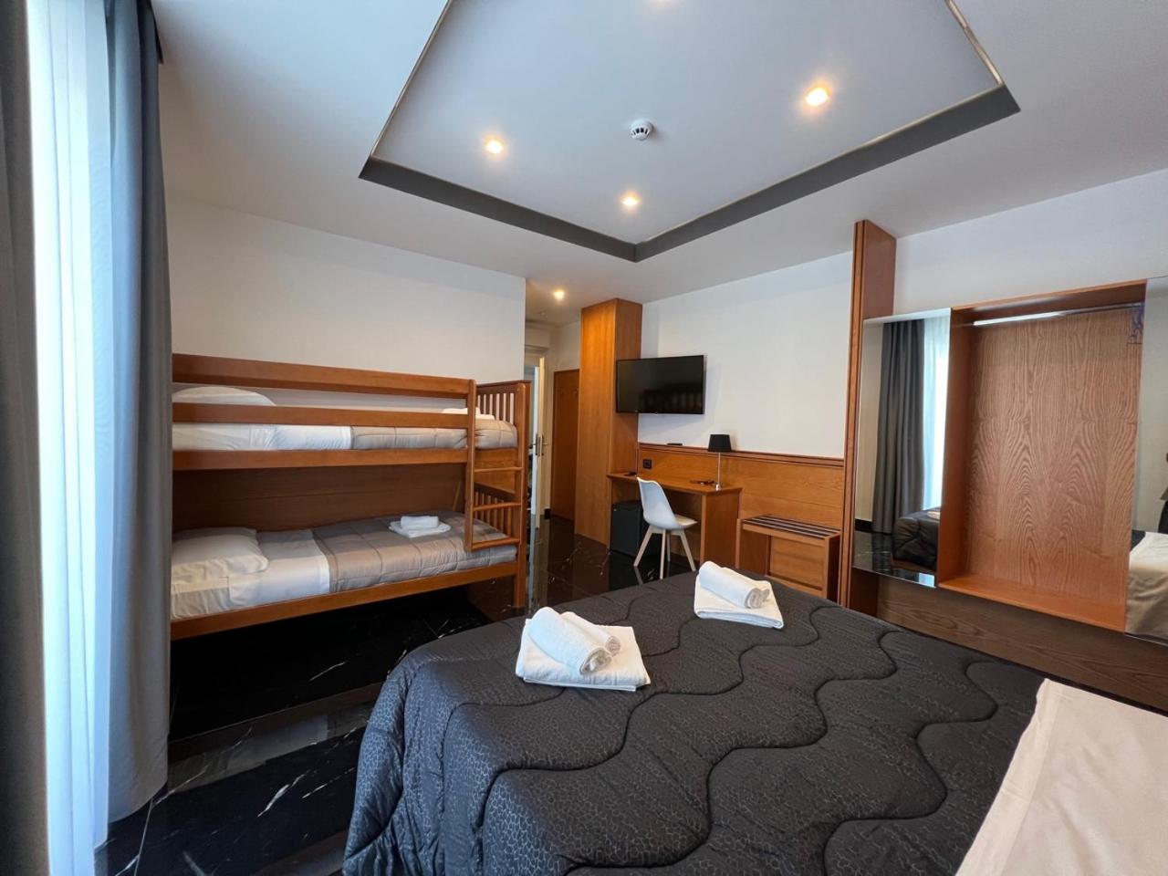 Deluxe Quadruple Room - Photo 13