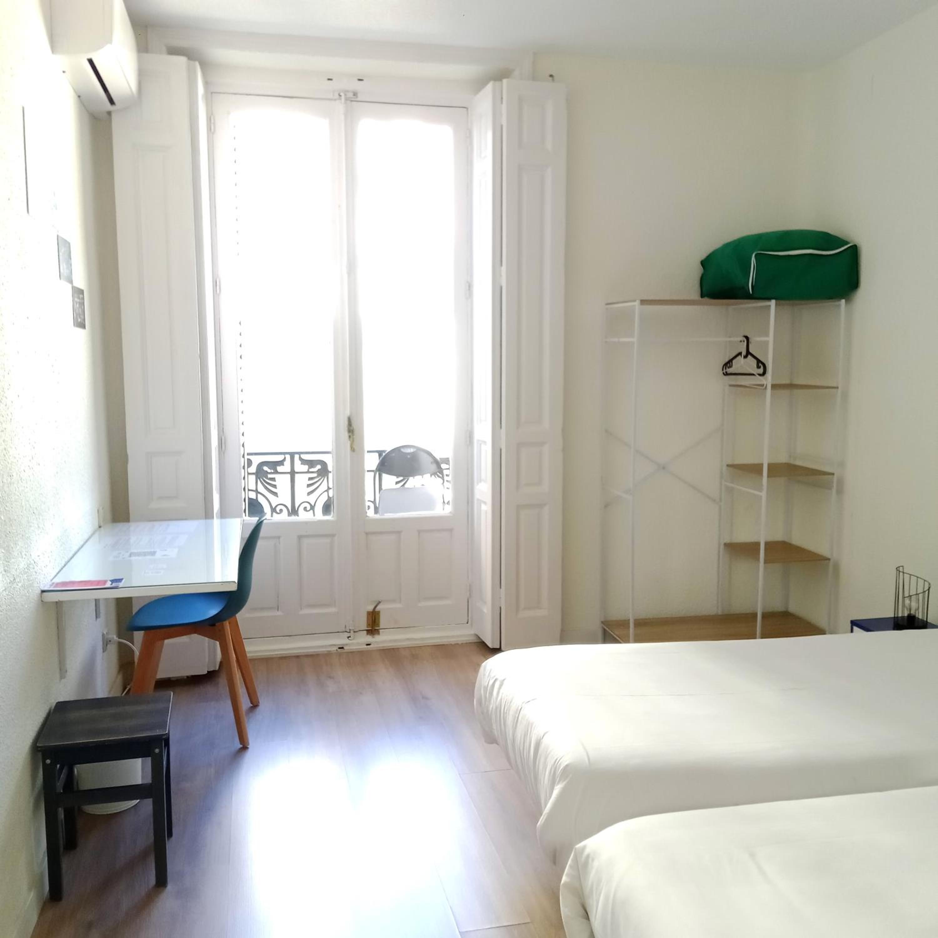 Superior Twin Room with City View - Photo 7