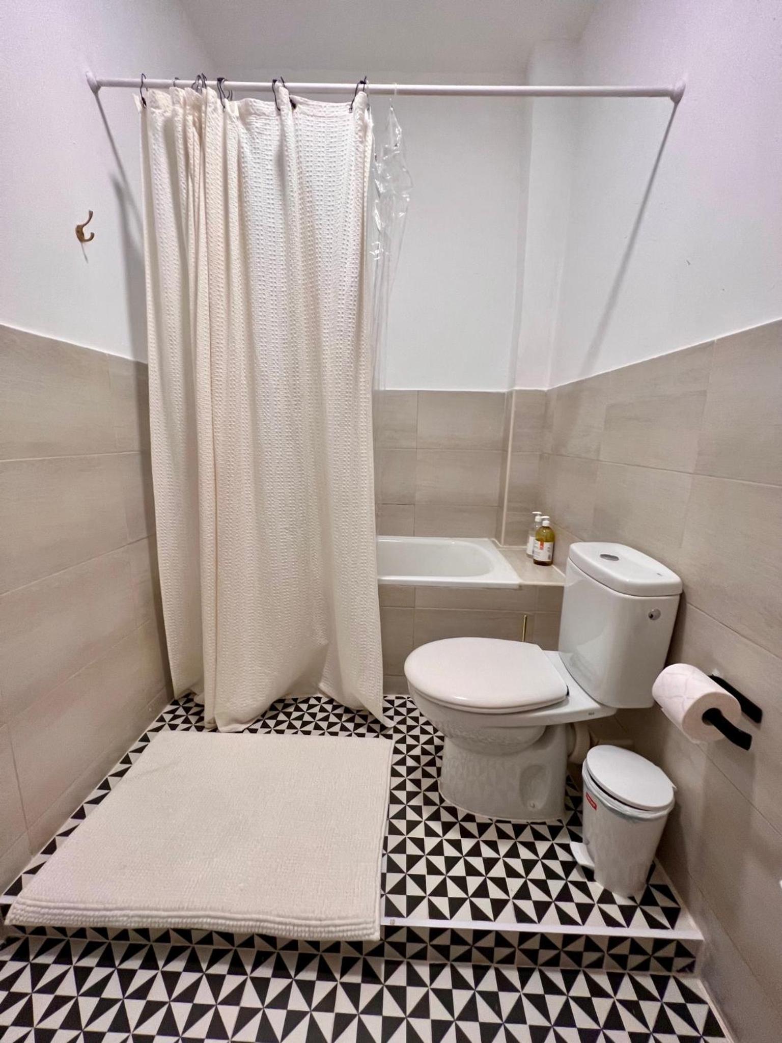 Standard Single Room with Shared Bathroom photo 3