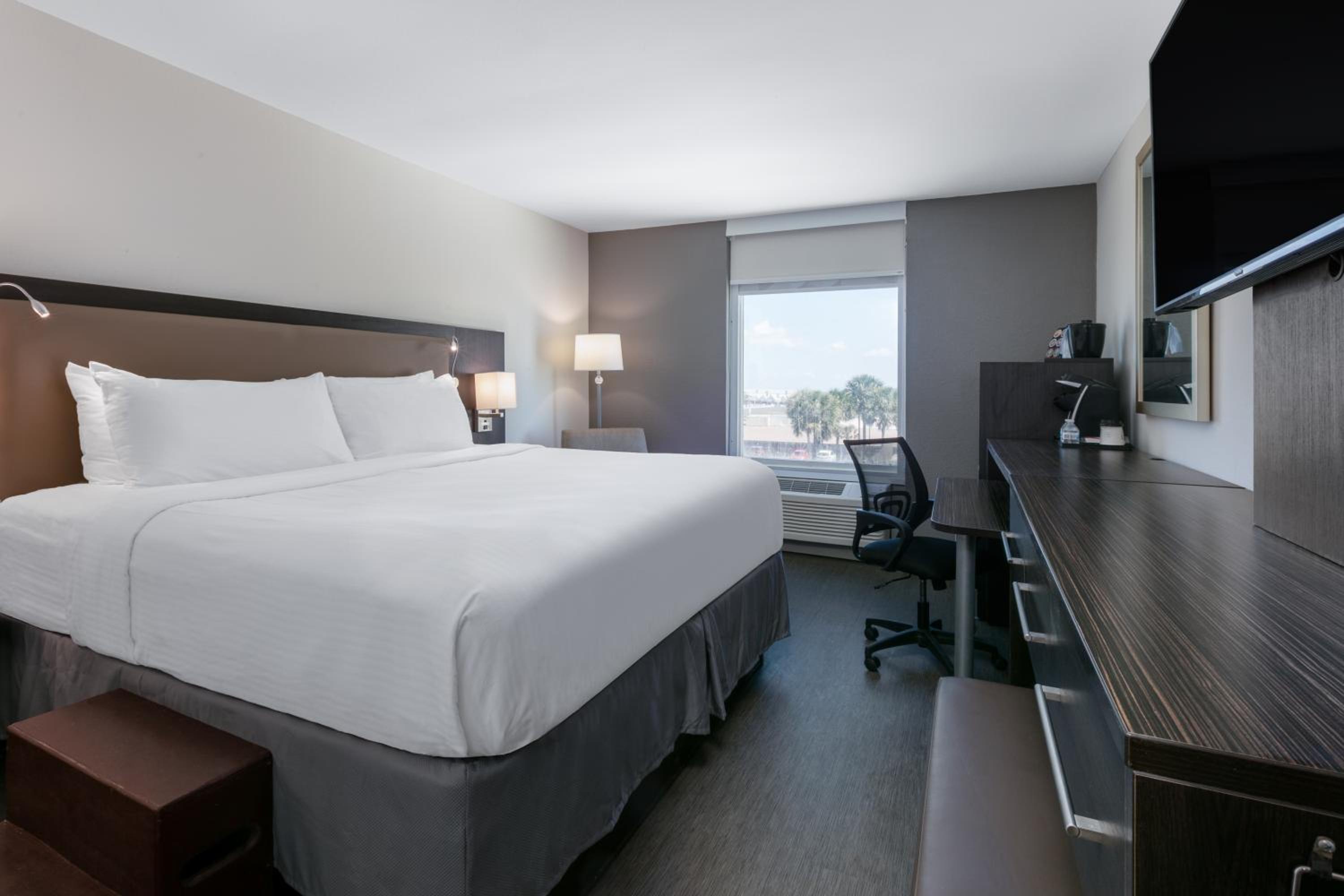 King Room with Roll-In Shower - Mobility/Hearing Accessible - Non-Smoking photo 1