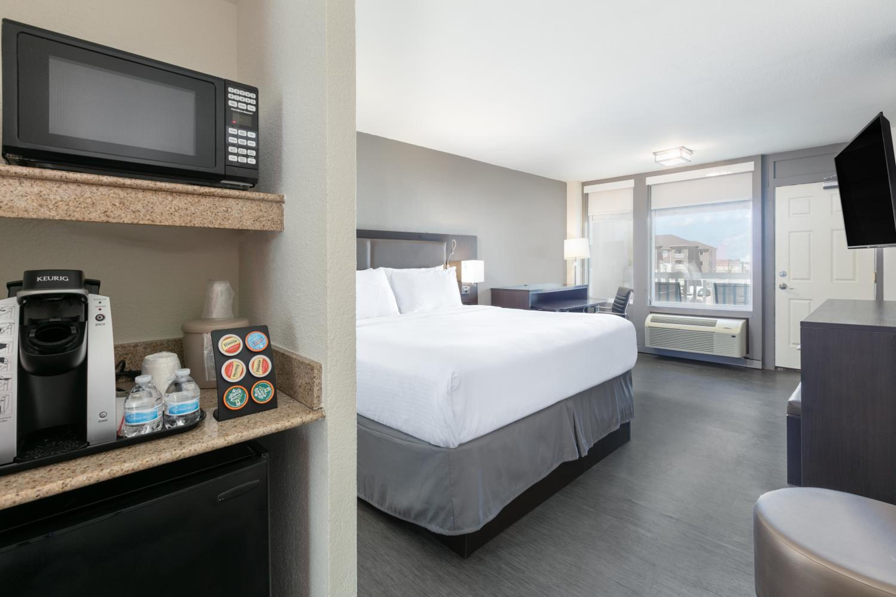 King Suite with Bath Tub and City View - Mobility/Hearing Accessible - Non-Smoking photo 2