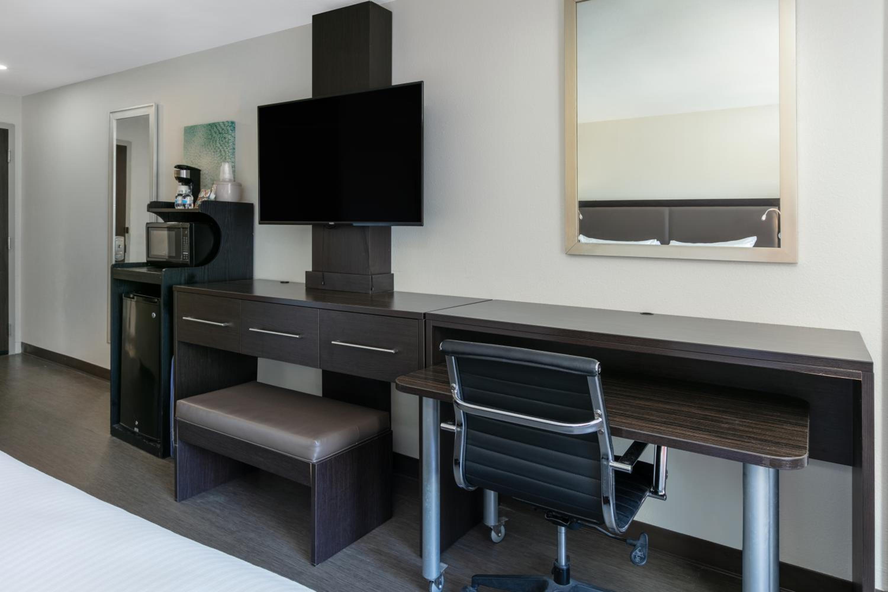King Room with Bath Tub - Mobility/Hearing Accessible - Non-Smoking photo 2