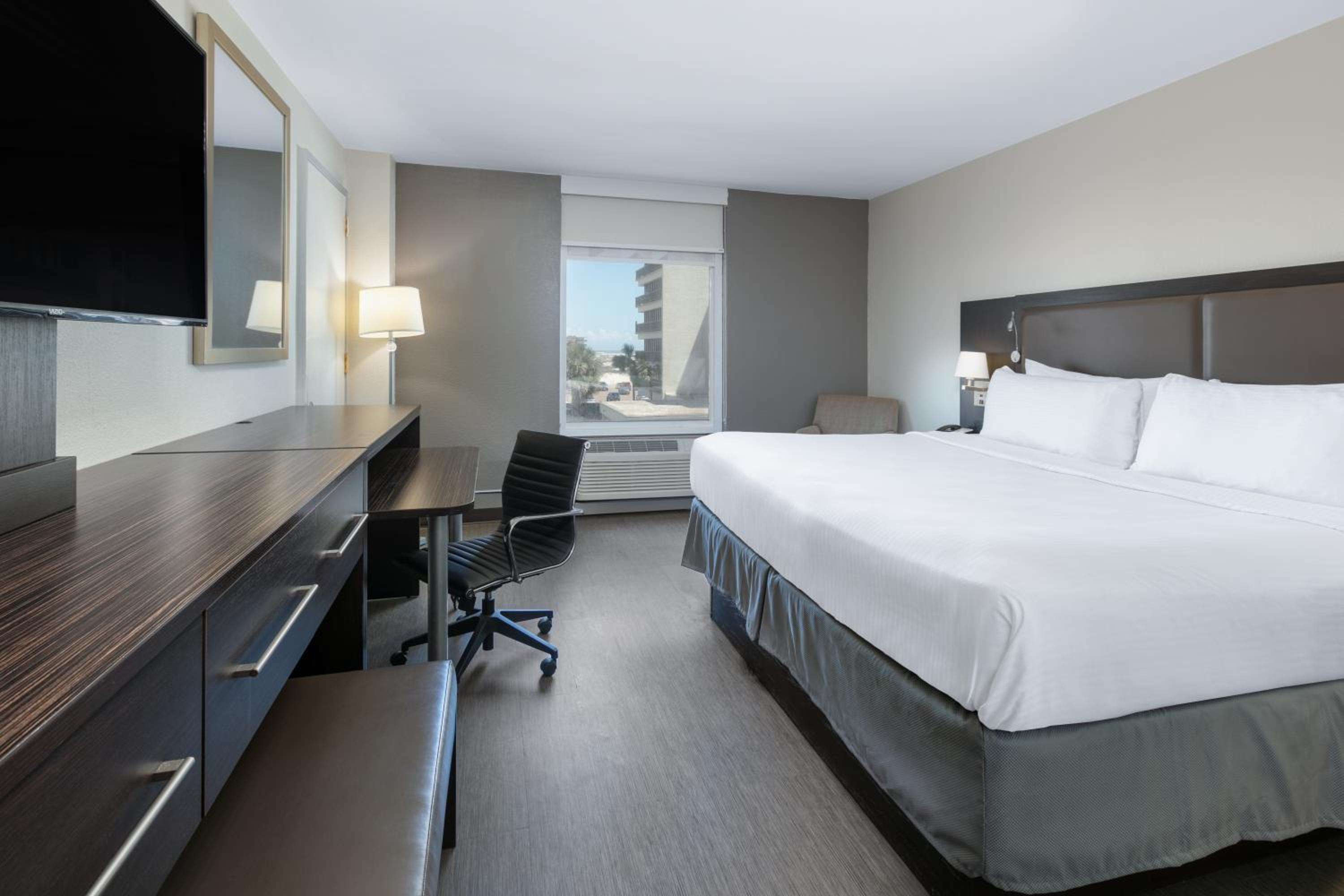 King Room with Bath Tub - Mobility/Hearing Accessible - Non-Smoking photo 3
