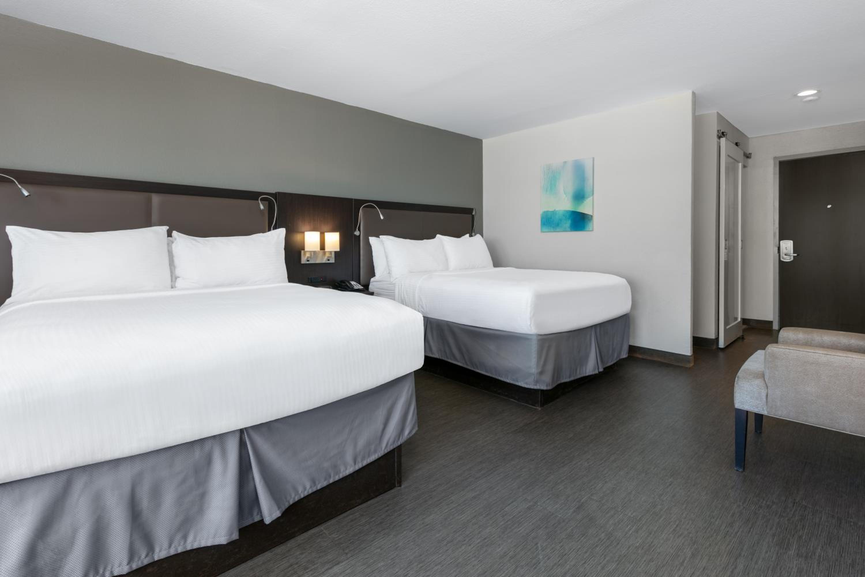 Queen Suite with Two Queen Beds and Balcony - City View - Non-Smoking photo 1