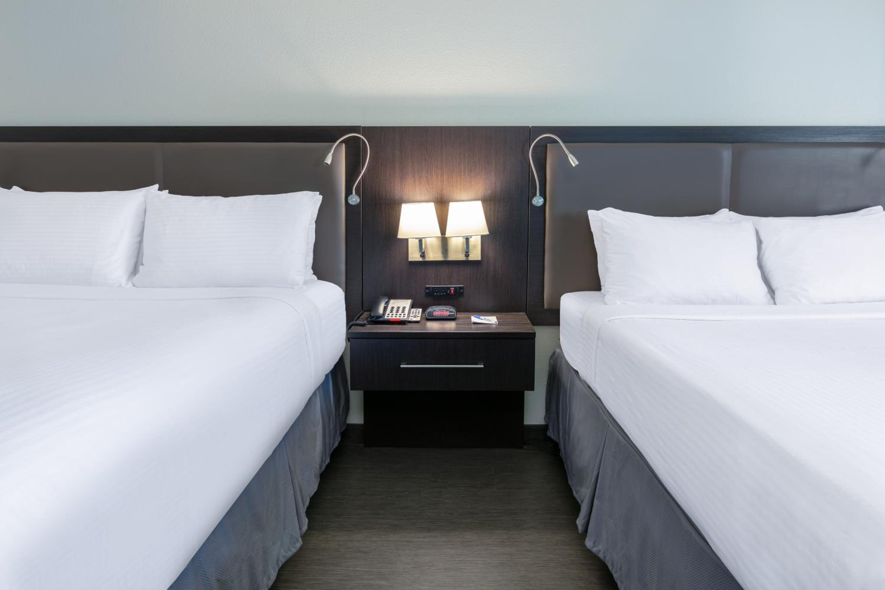 Queen Room with Two Queen Beds - Non-Smoking photo 3