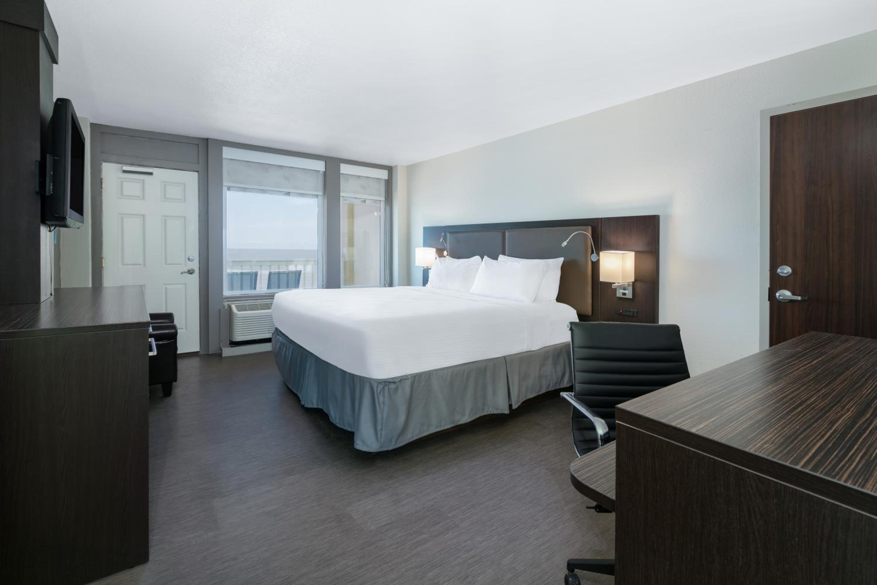 Family Suite With Two King Beds and Balcony - Non-Smoking/Ocean View