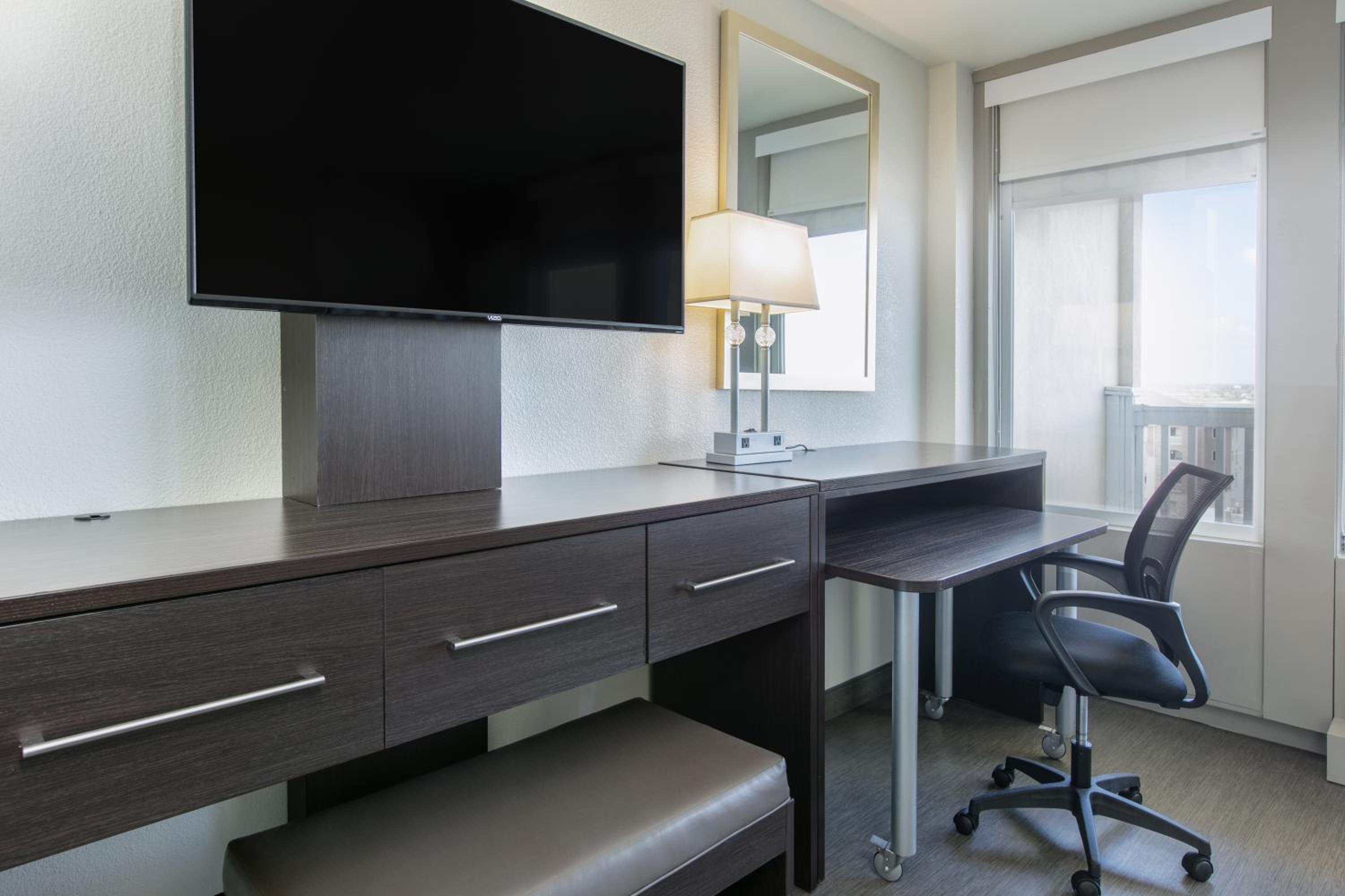 Queen Suite with Two Queen Beds and Balcony - City View - Non-Smoking photo 2