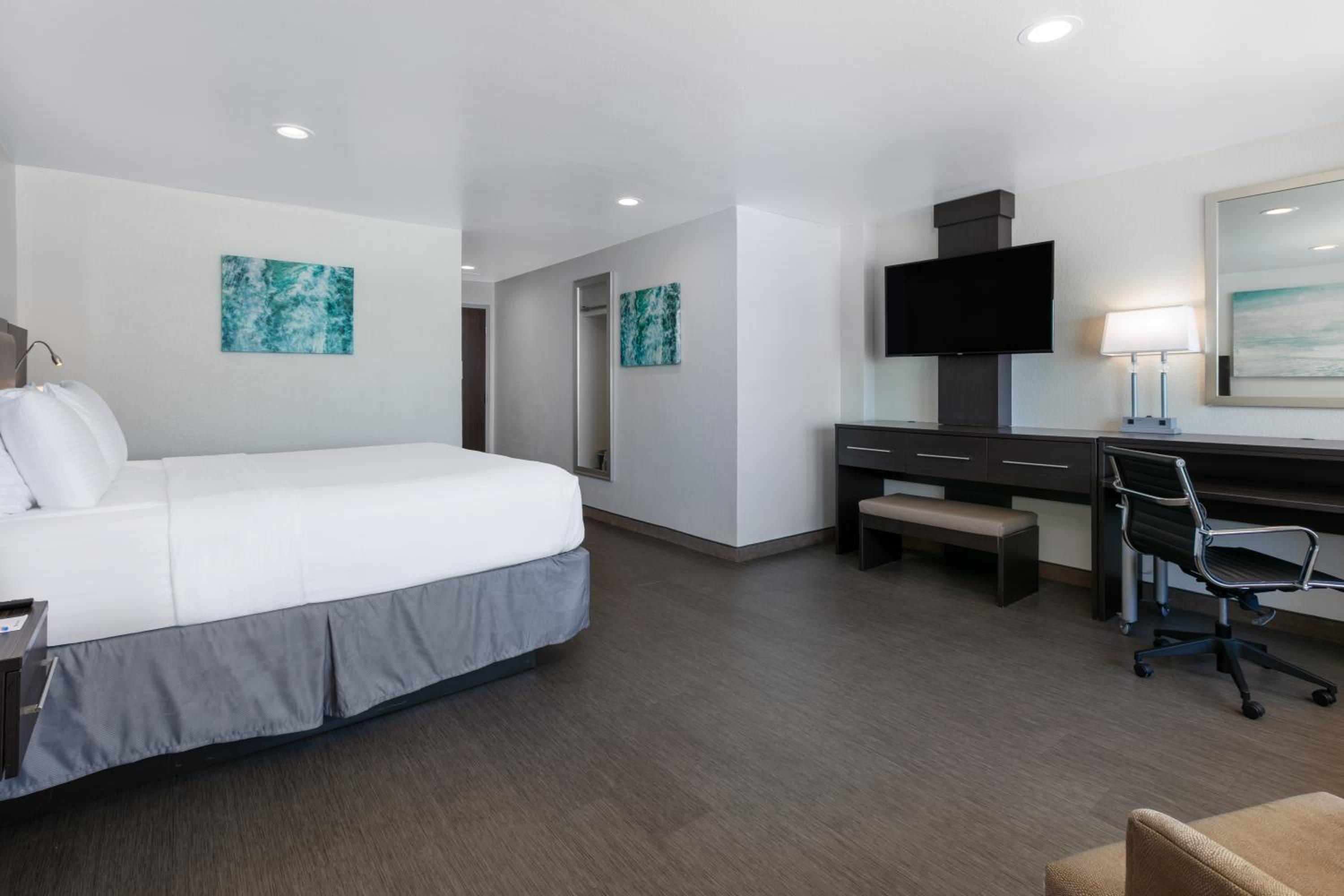 King Room with One King Bed and Balcony - Non-Smoking/Ocean View photo 2
