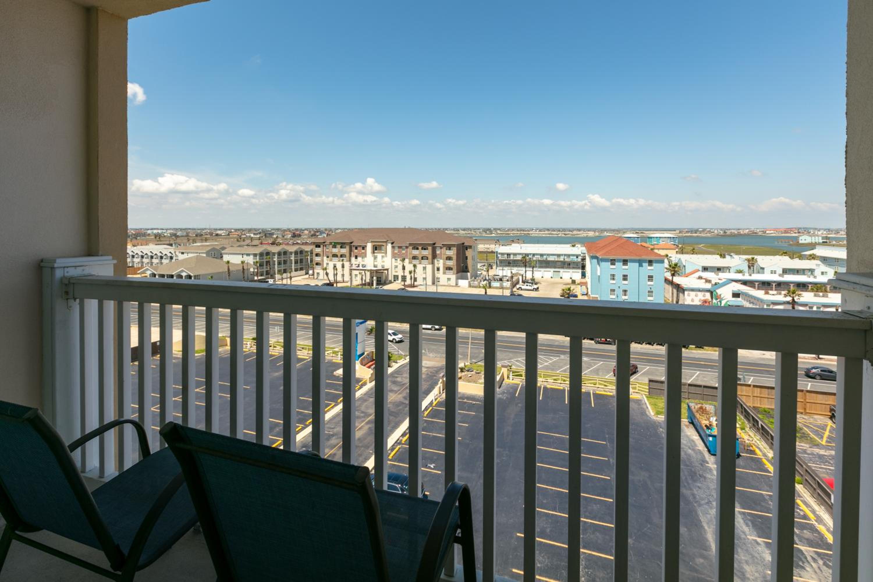 Suite With One King Bed and Balcony - Non-Smoking/City View photo 3