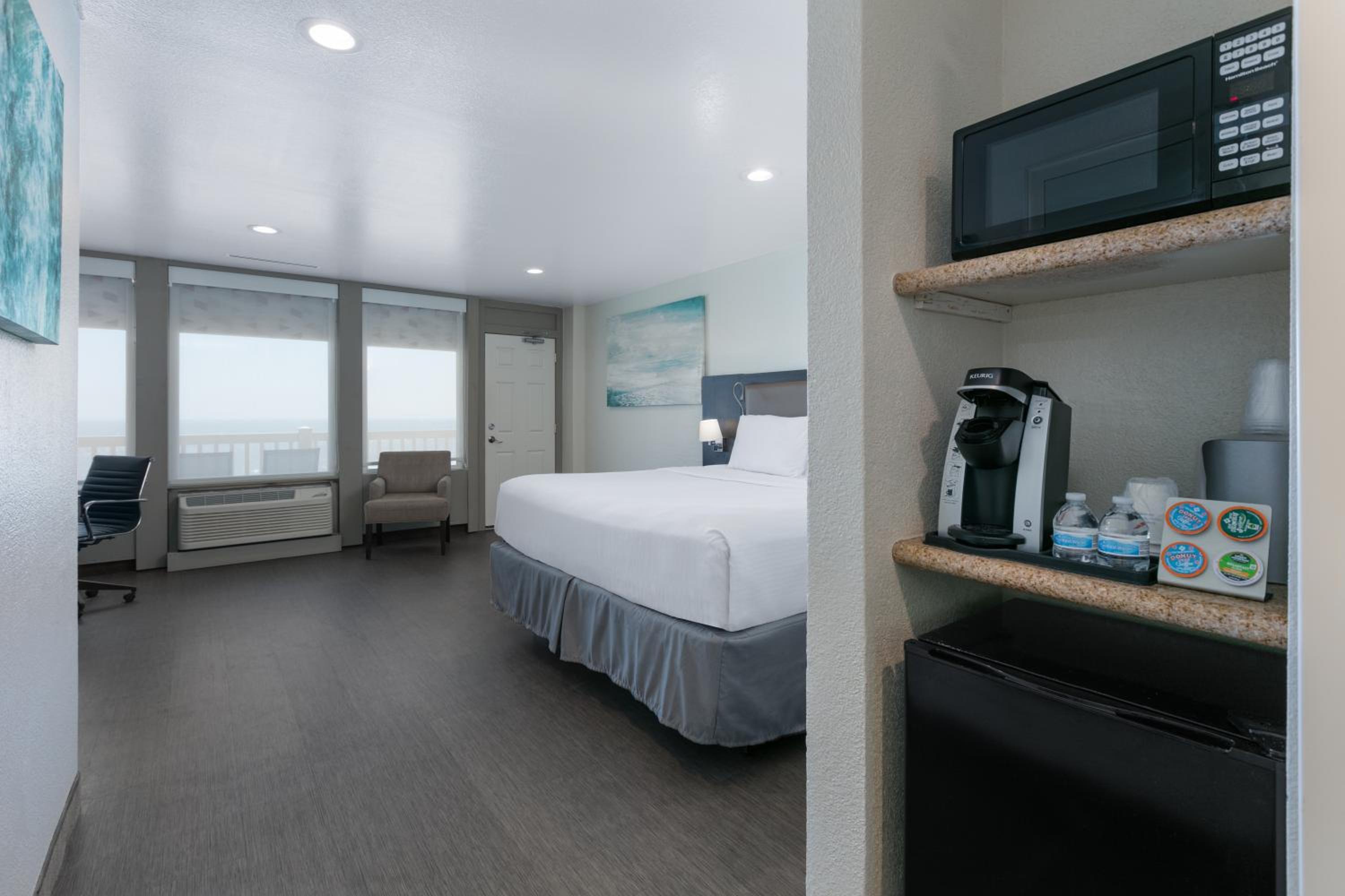 King Room with One King Bed and Balcony - Non-Smoking/Ocean View photo 3