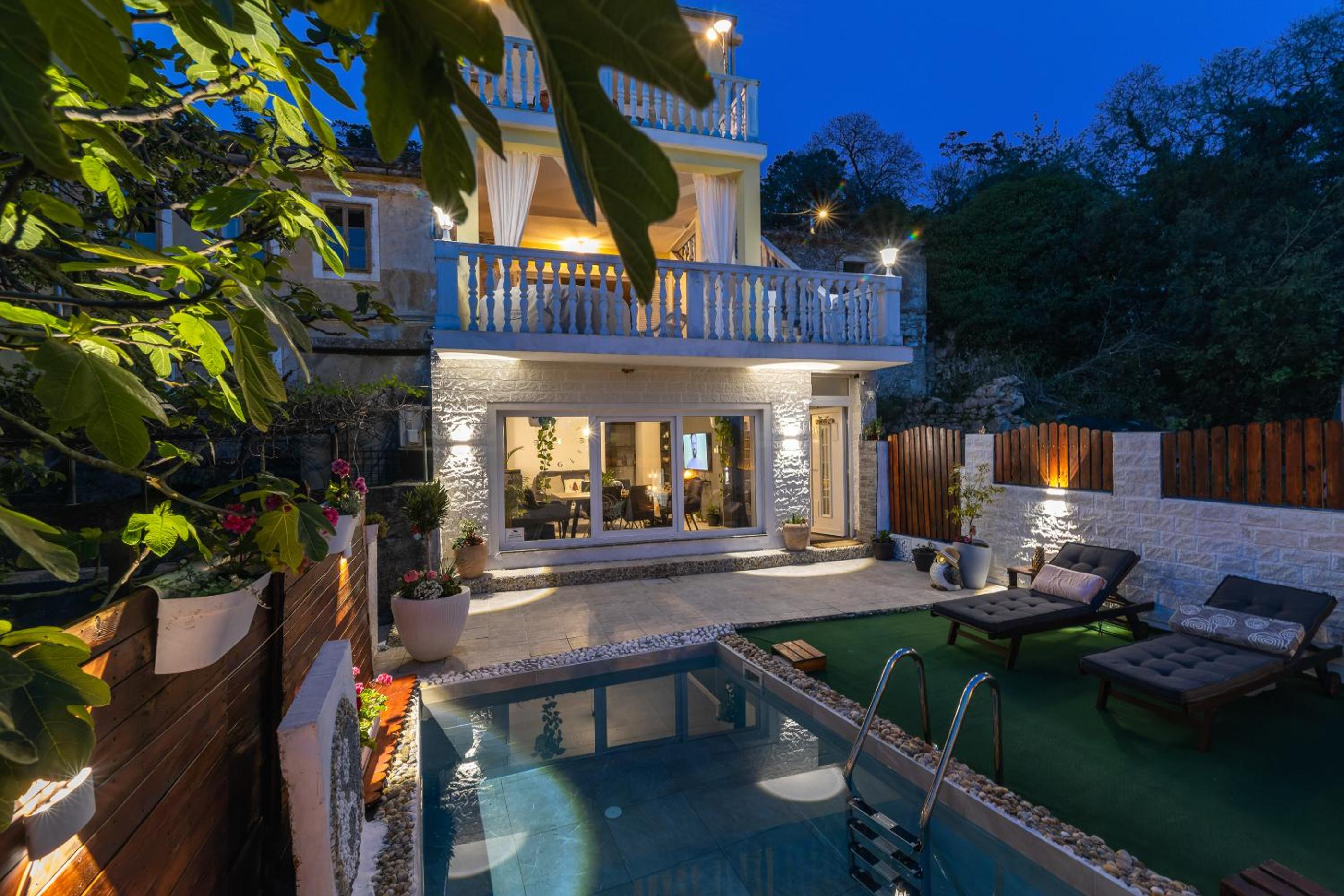 Villa - Photo 2