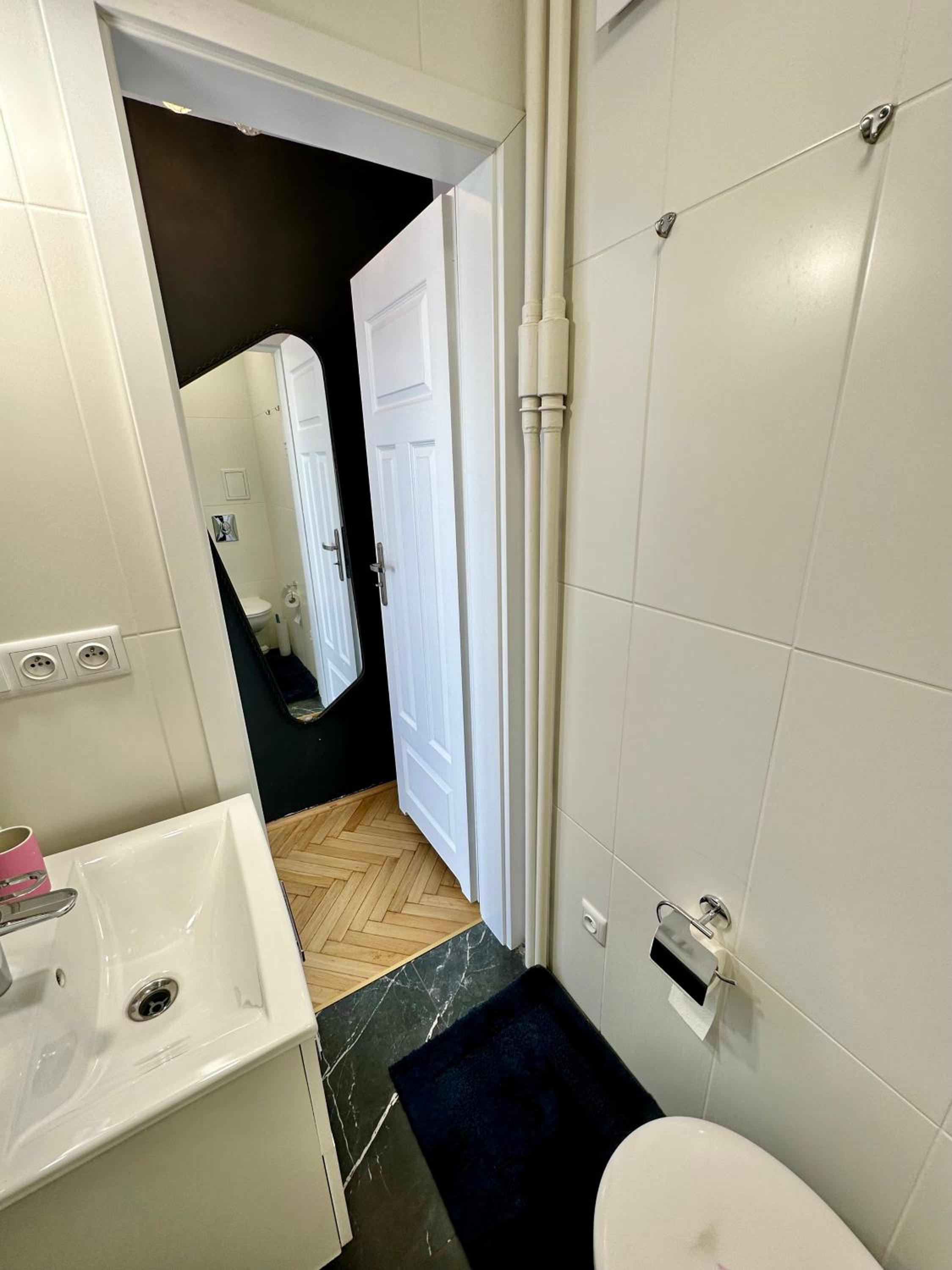One-Bedroom Apartment - Photo 8