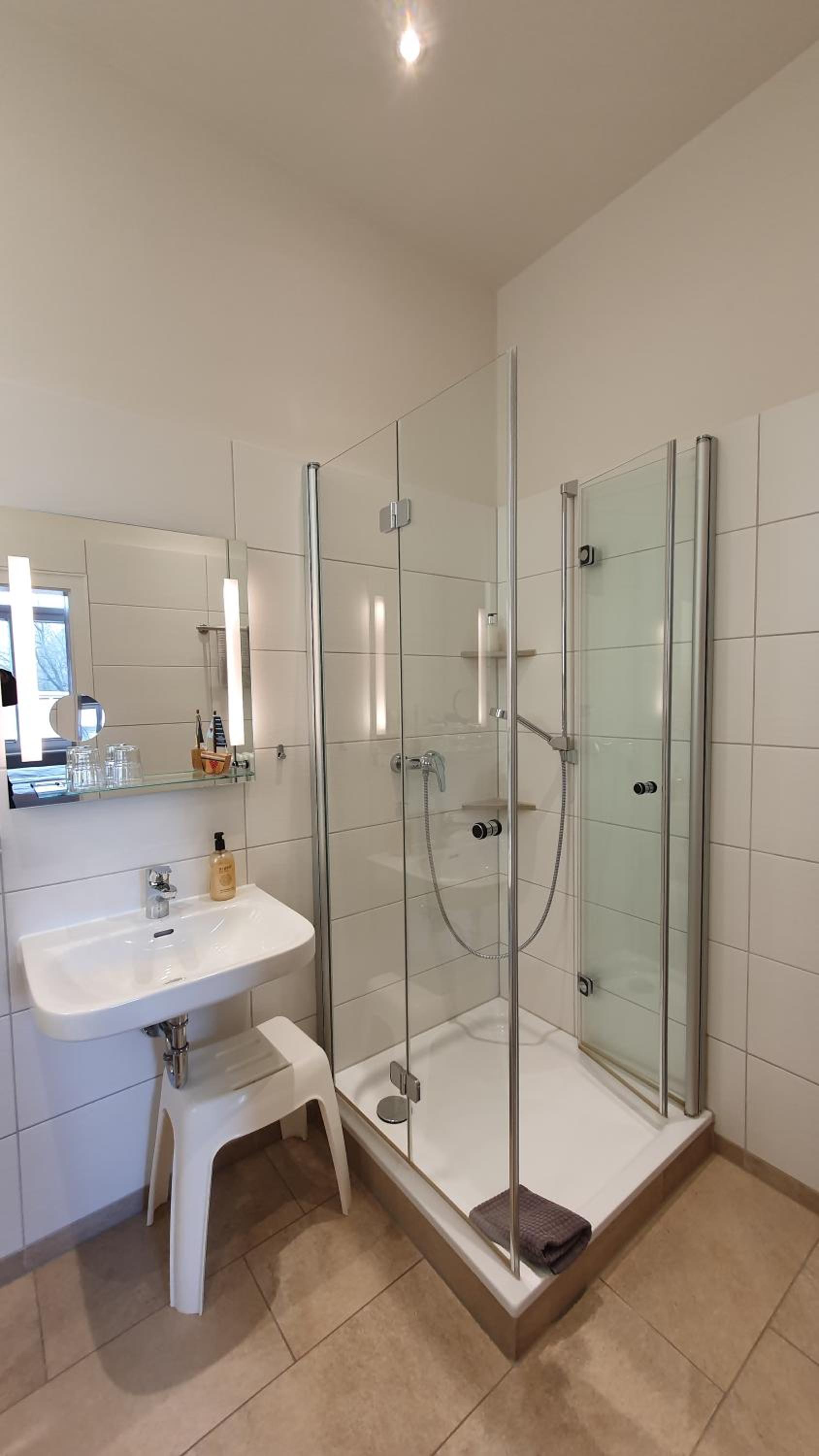 Very Small Double Room - Photo 9