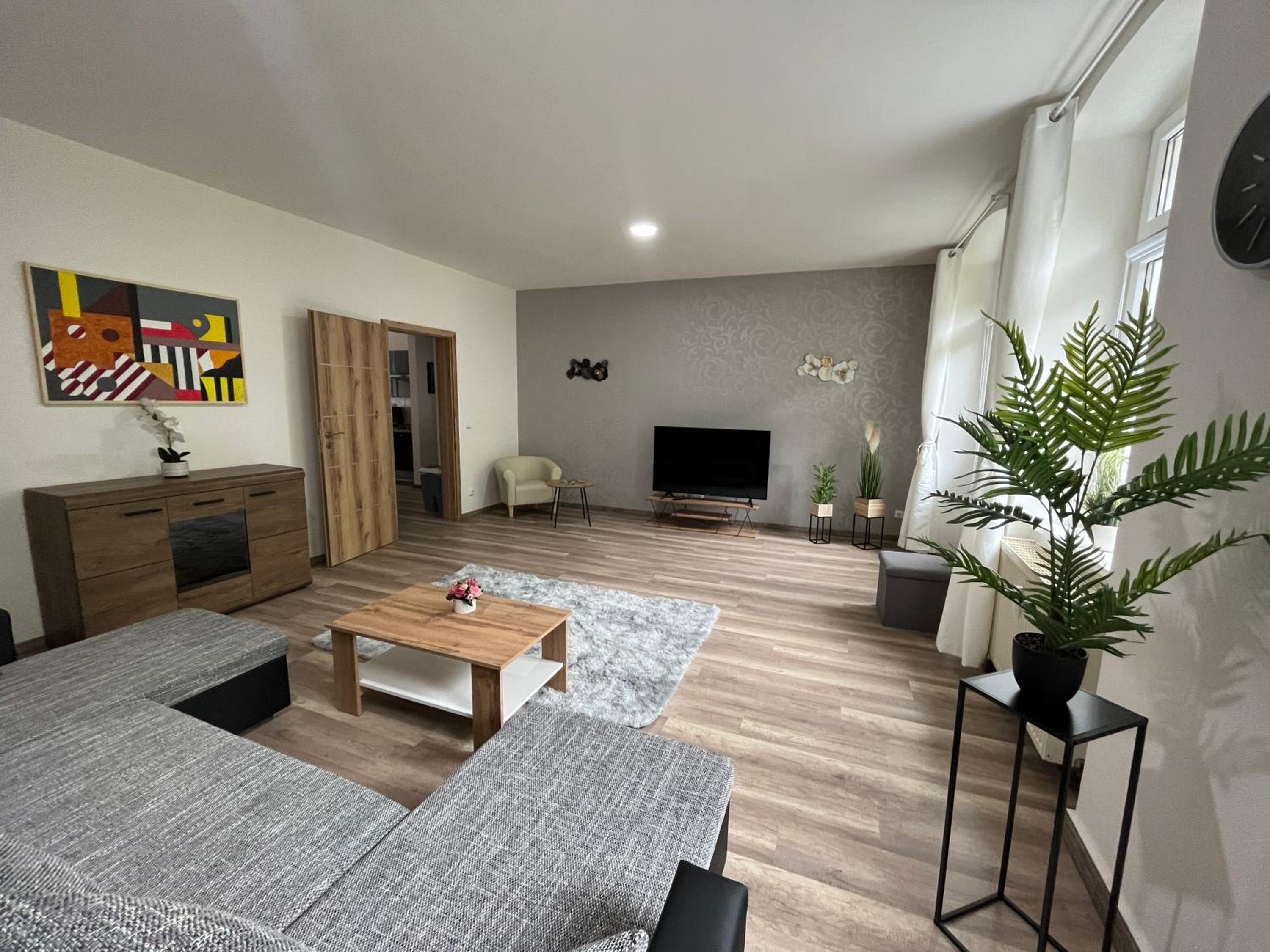 Apartment with Balcony - Photo 5
