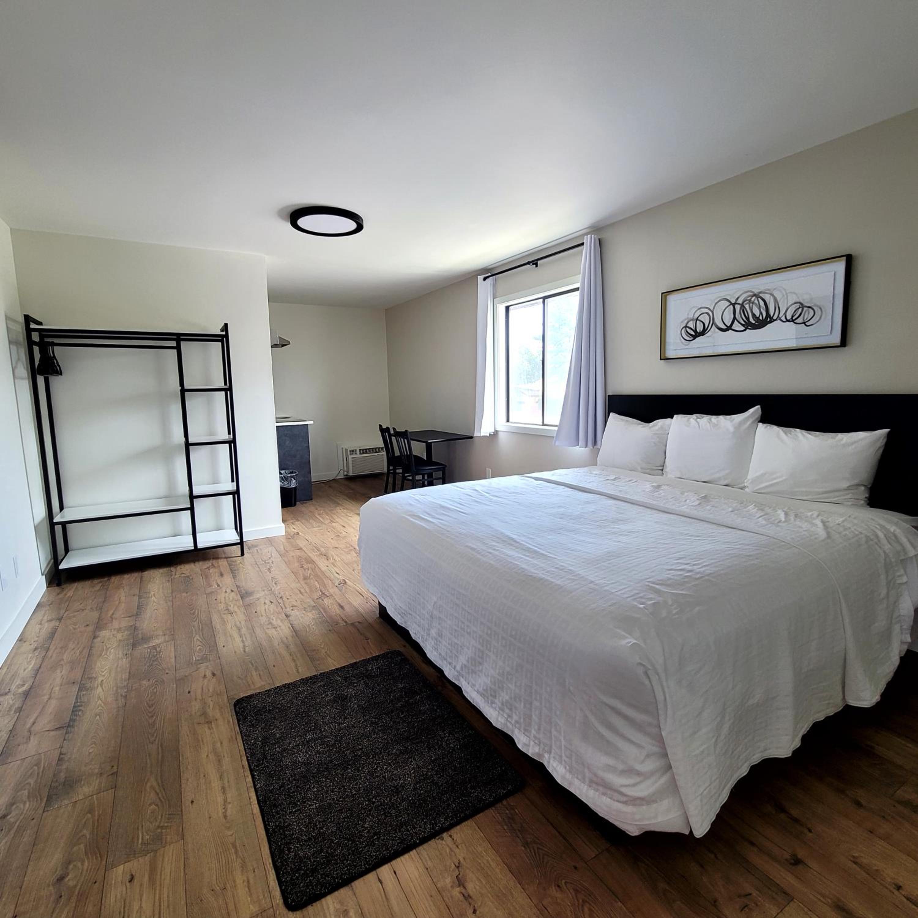 Deluxe King Suite - Photo 2