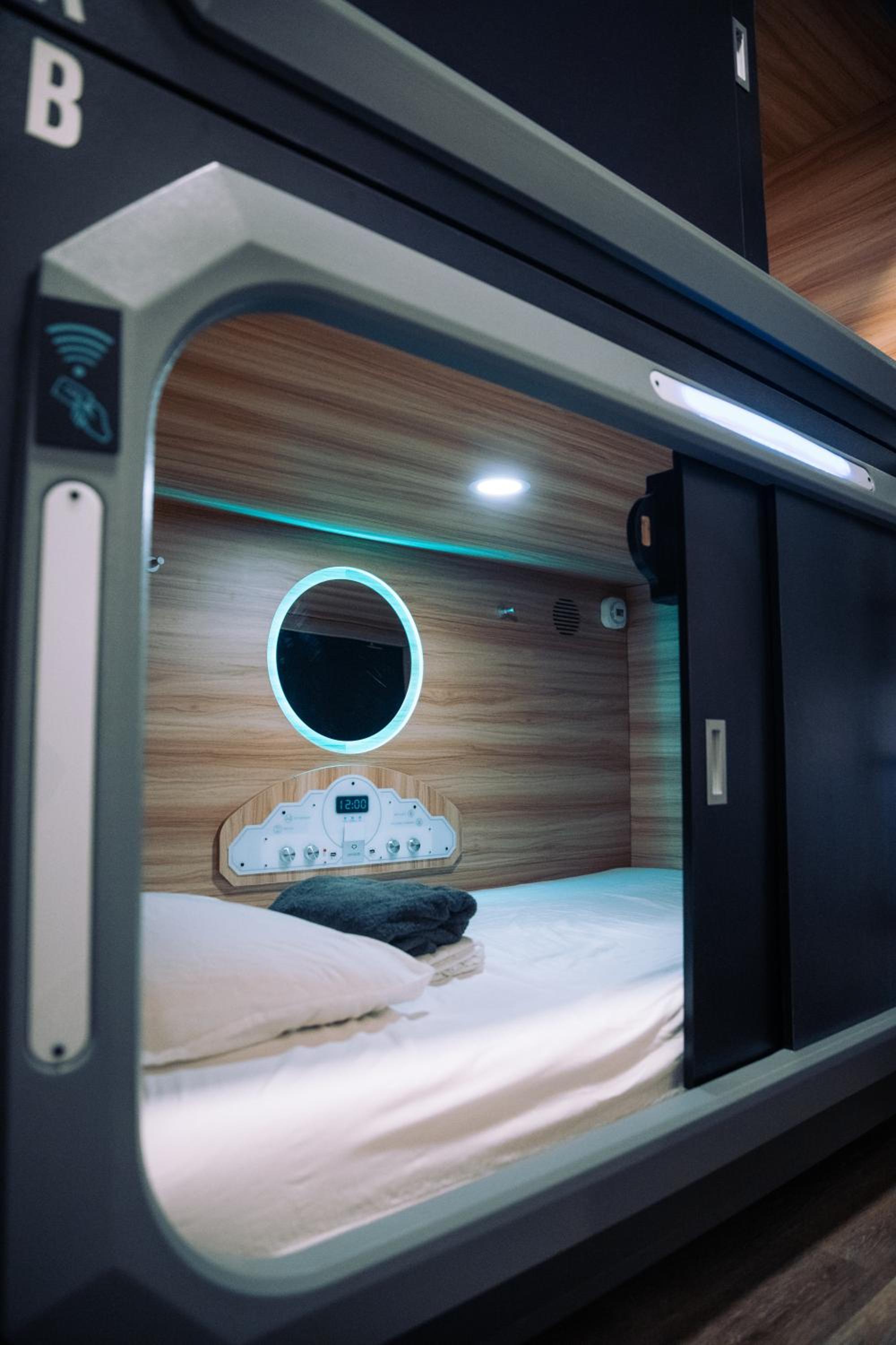  1 BED IN A 6 BED MALE LUXURY POD PVT SHOWER photo 3