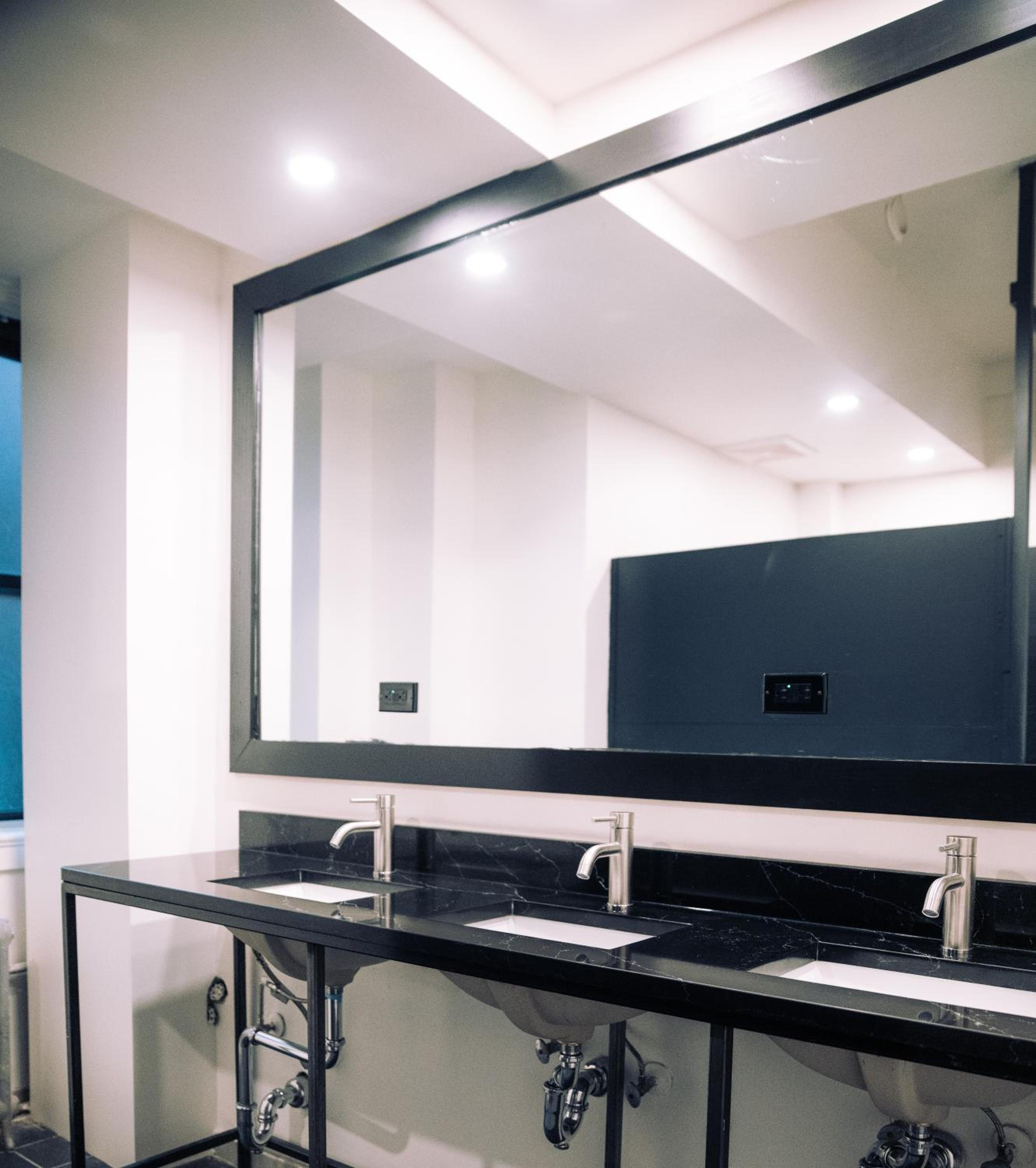 1 BED IN A 2 BED MIX LUXURY POD photo 2