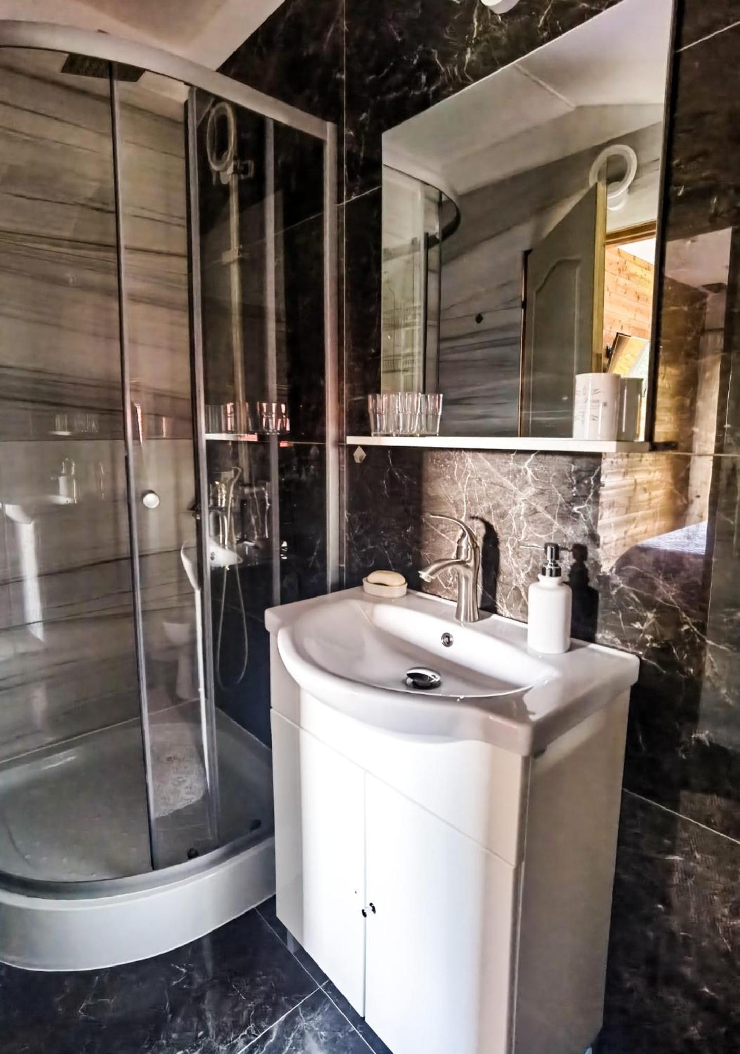 Double Room - Photo 6