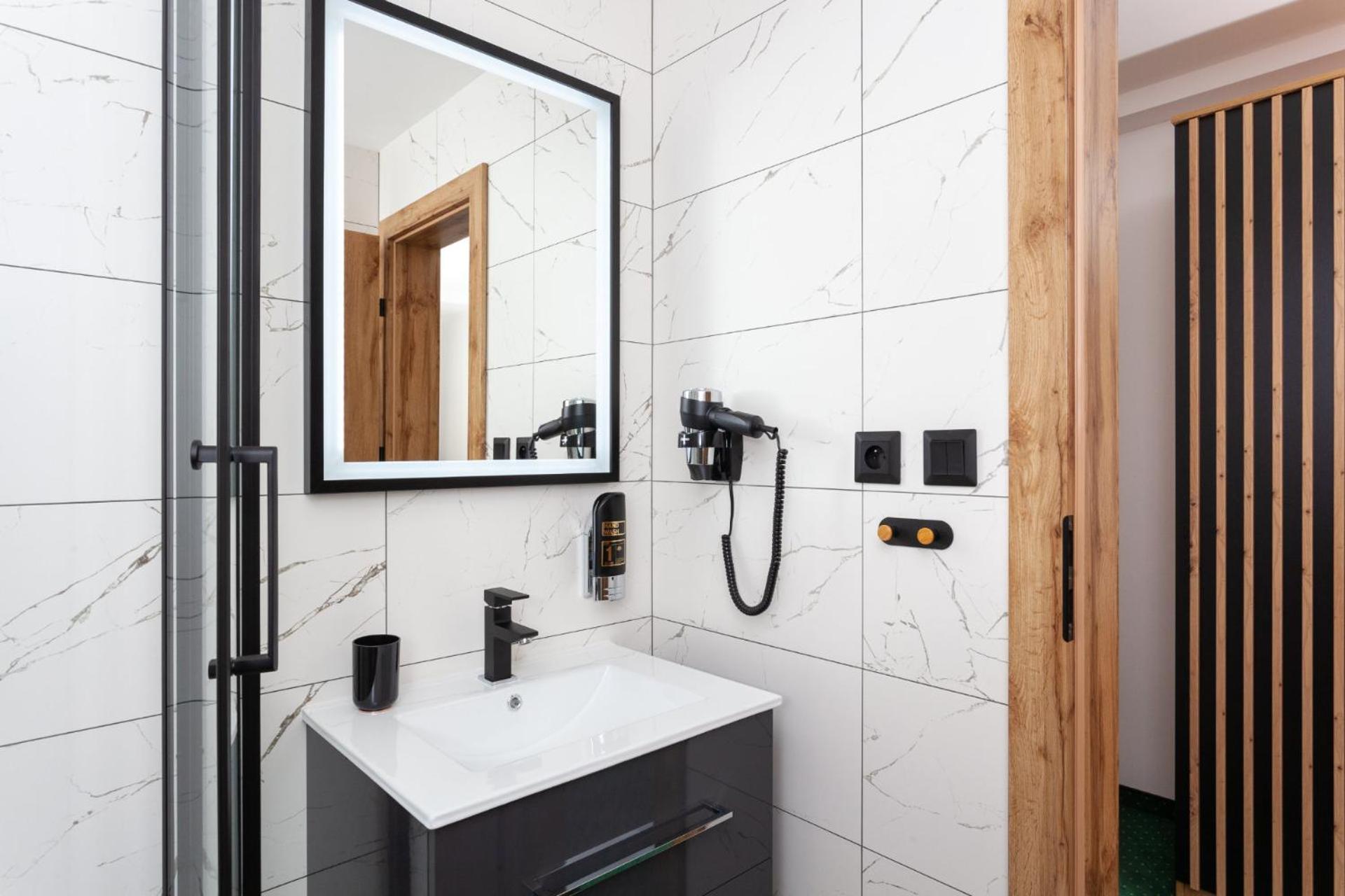 Double Room - Photo 16
