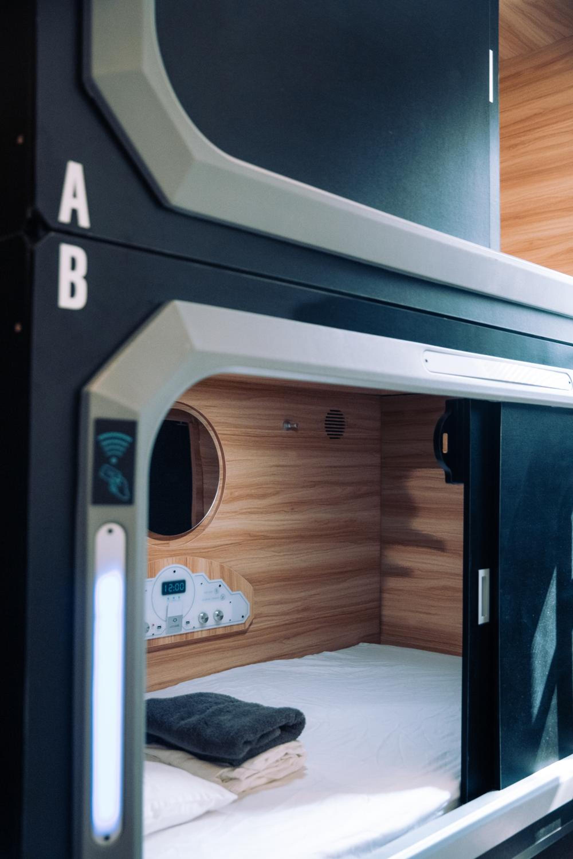 1 BED IN A 2 BED MIX LUXURY POD photo 1