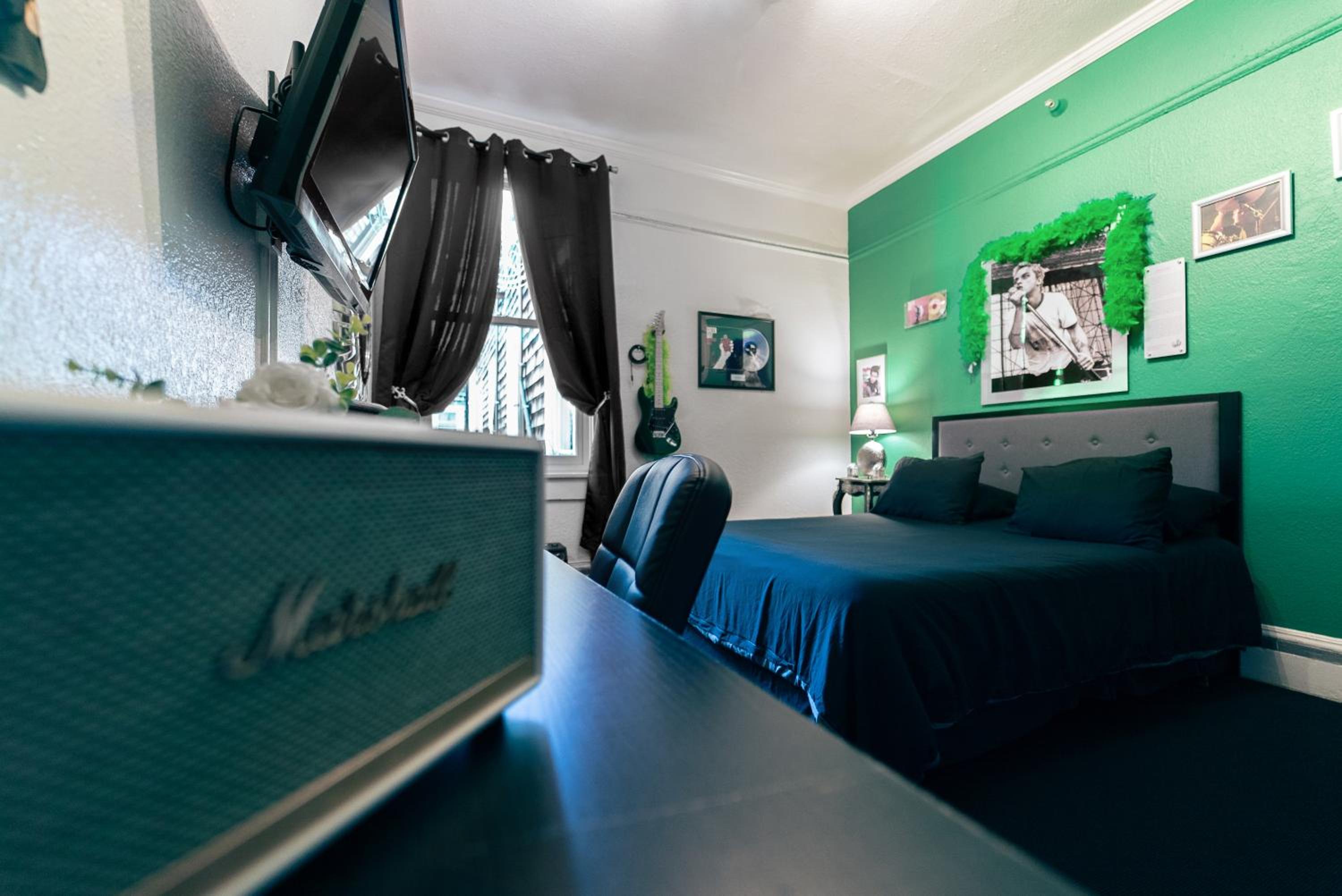 Green Day Room with Shared Bathroom