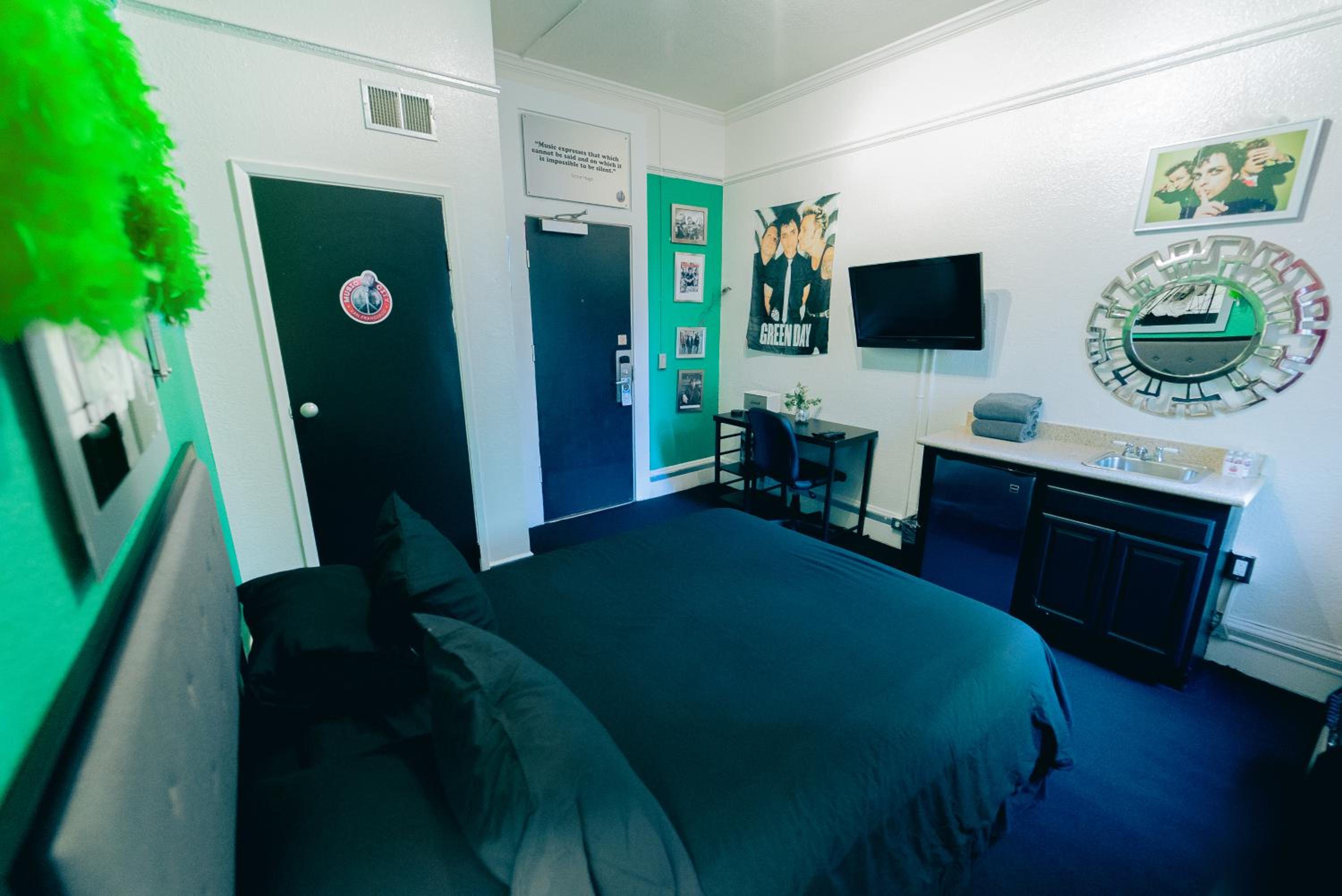 Green Day Room with Shared Bathroom