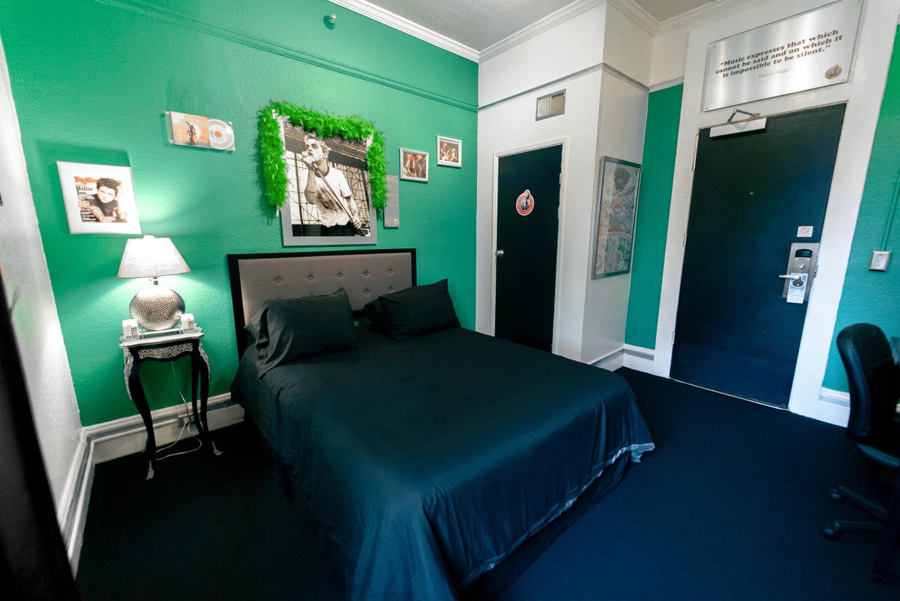 Green Day Room with Shared Bathroom