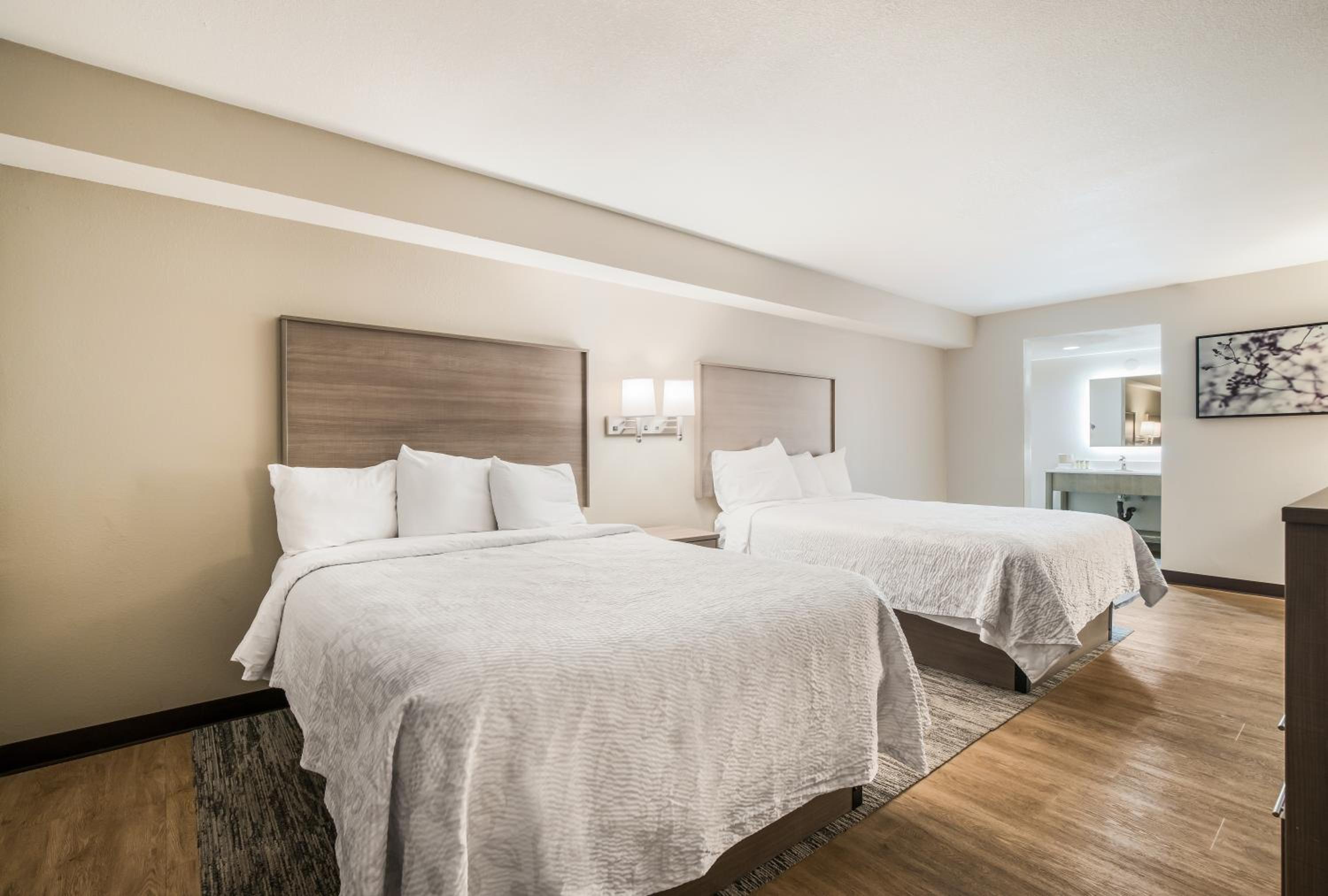 Queen Room with Two Queen Beds and Roll-In Shower - Mobility Access/Non-Smoking - Photo 3