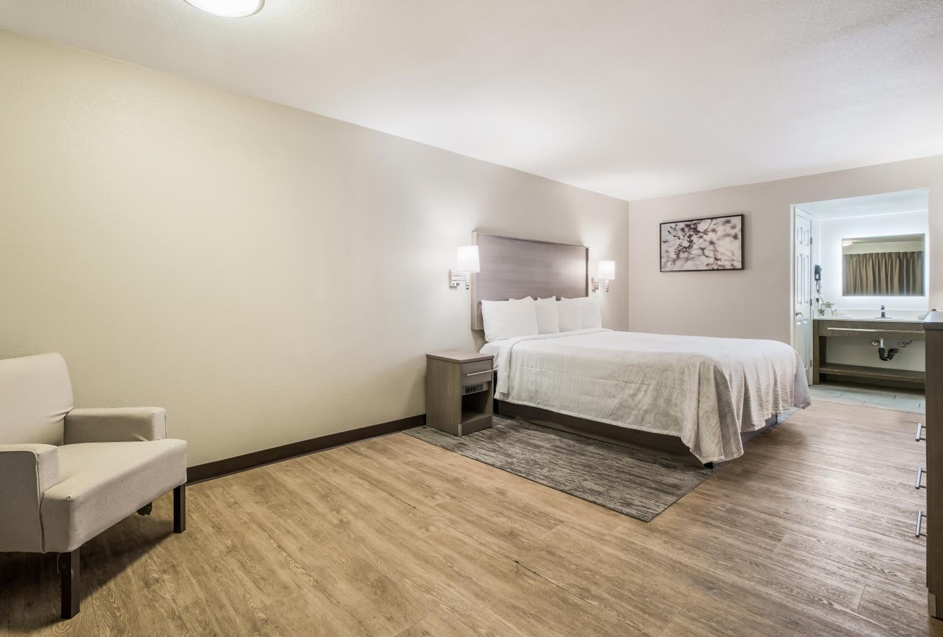 King Room - Non-Smoking - Photo 7