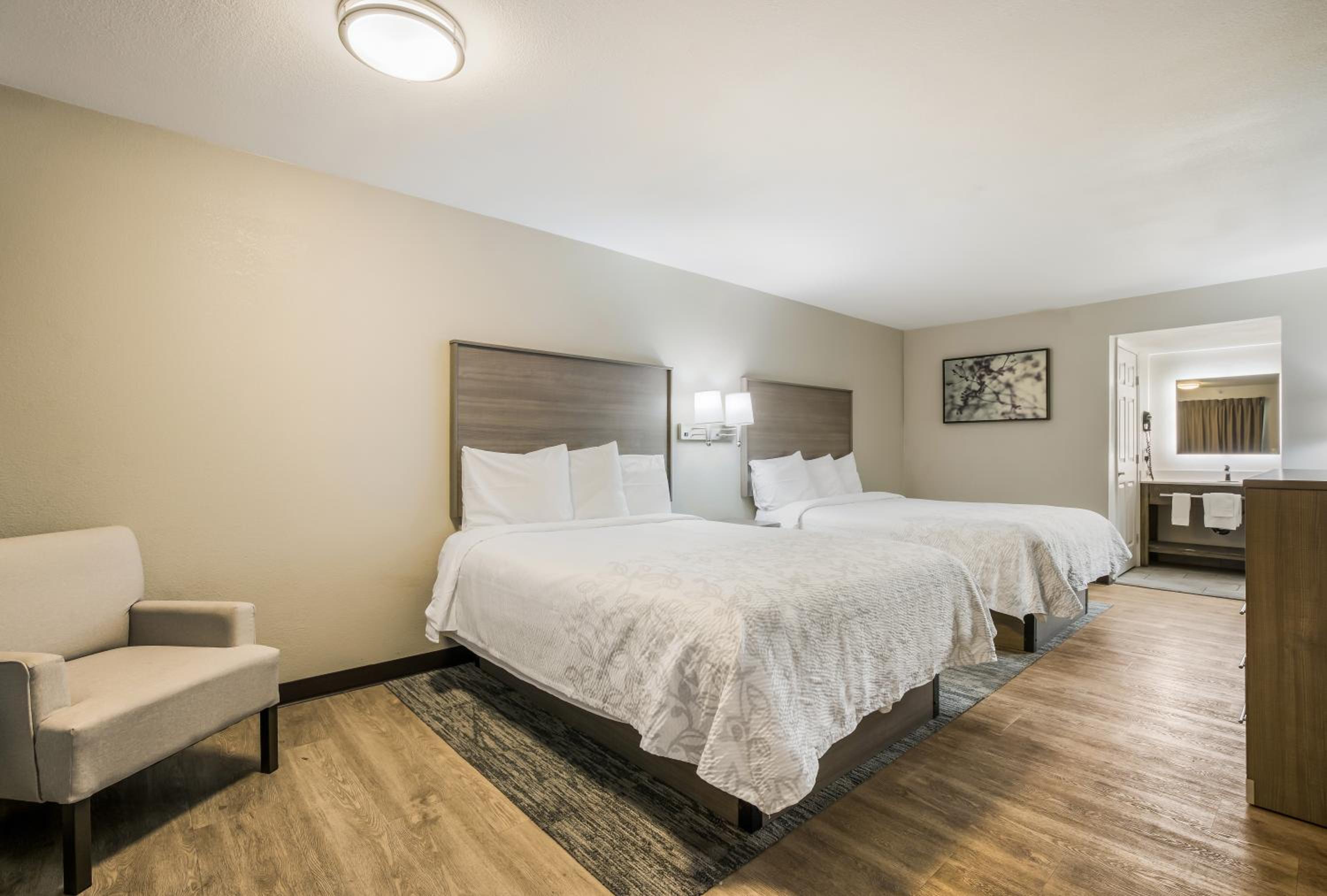 Queen Room with Two Queen Beds - Non-Smoking - Photo 2