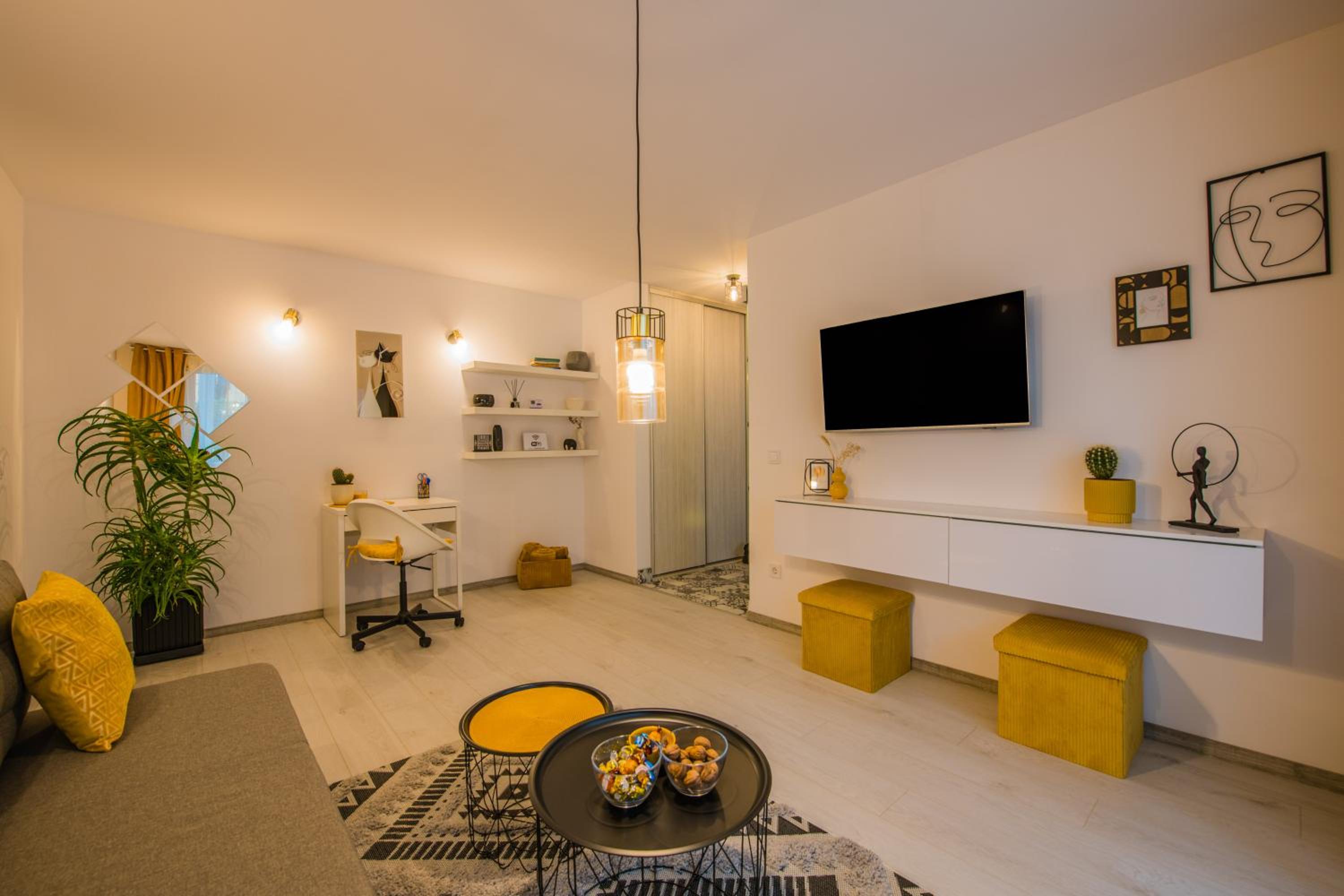 One-Bedroom Apartment photo 1