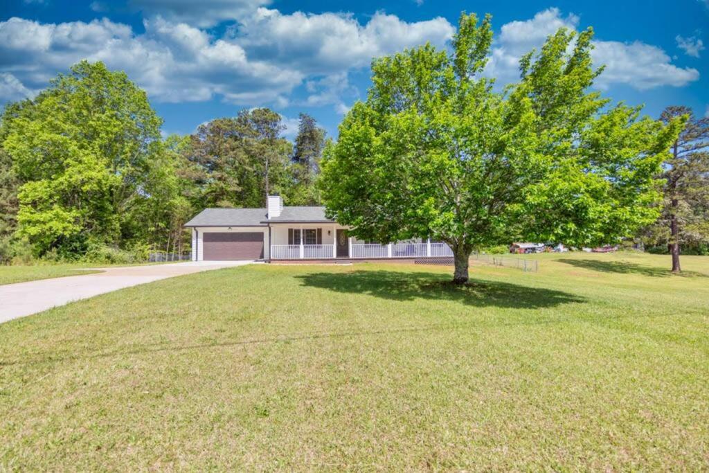 Three-Bedroom House photo 2