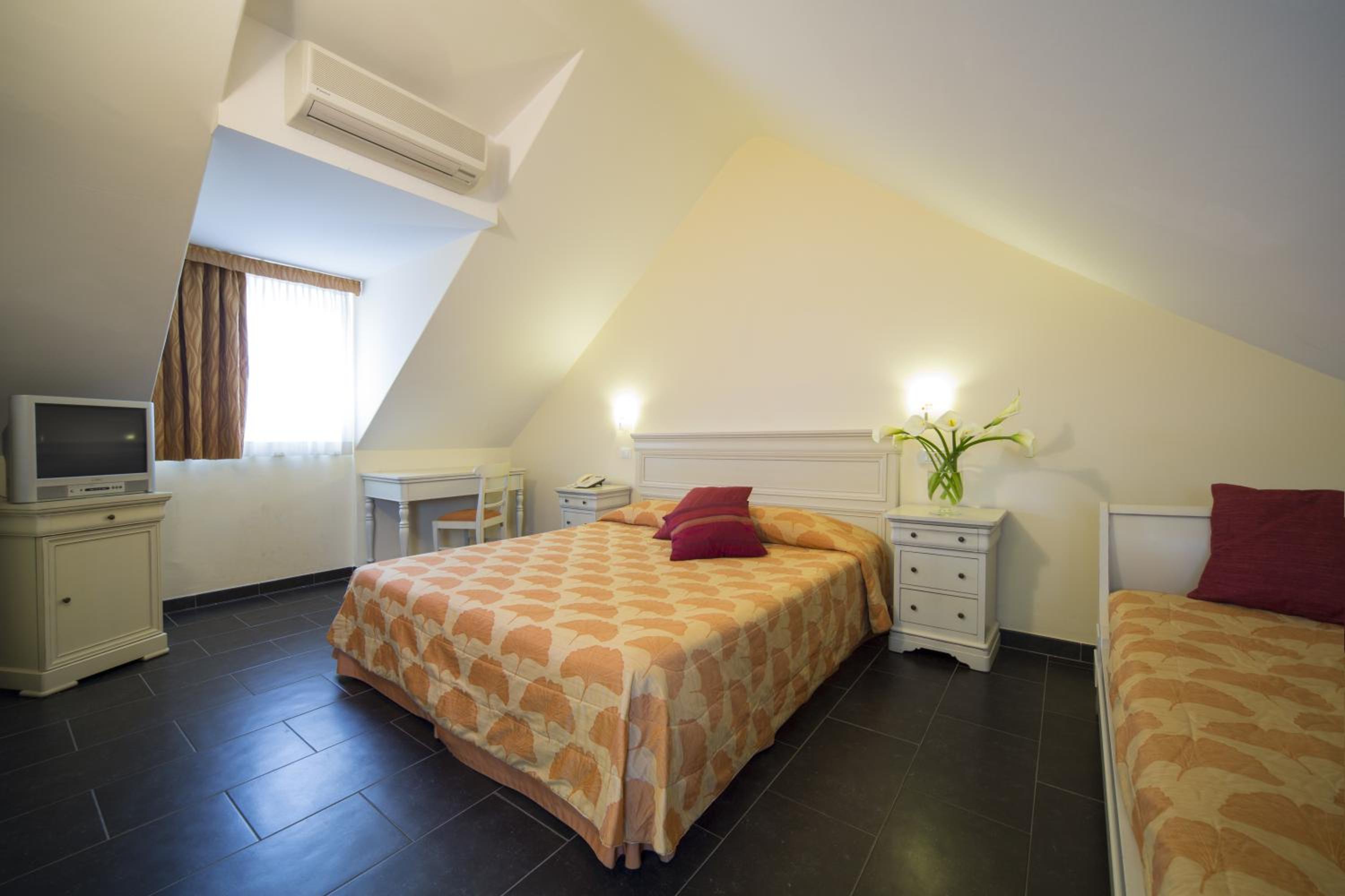 Superior Triple Room - Attic photo 2