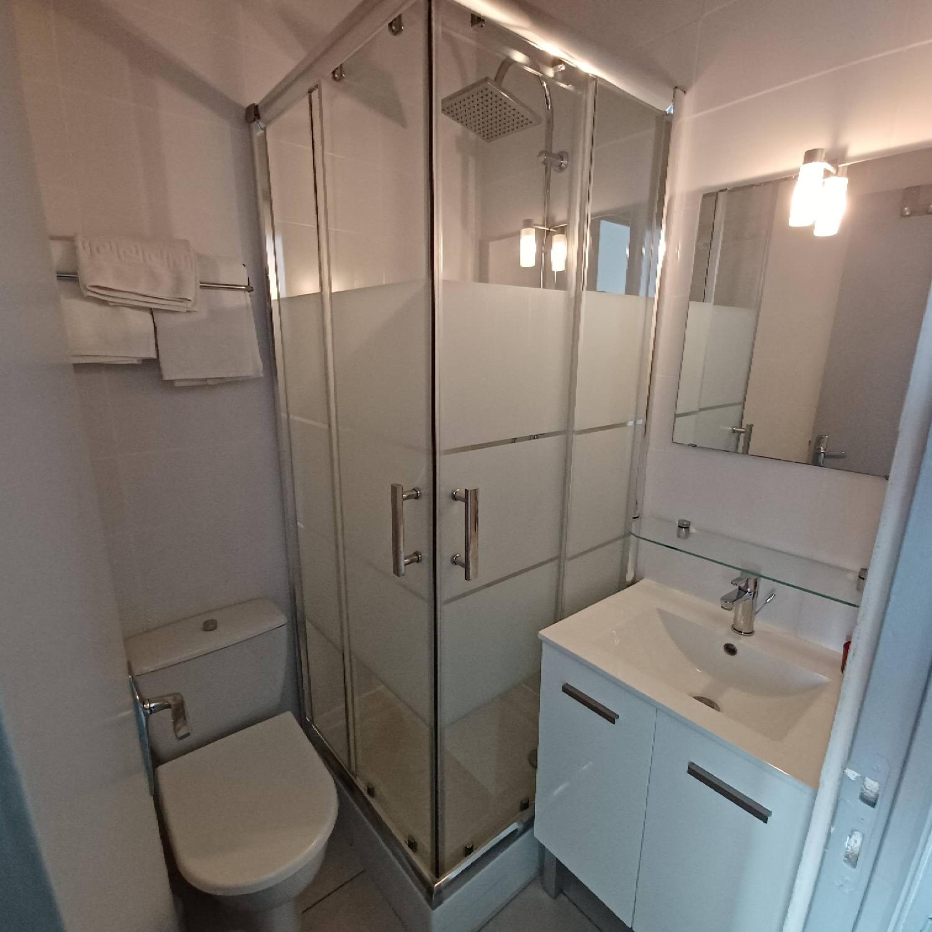 Twin Room - Photo 3