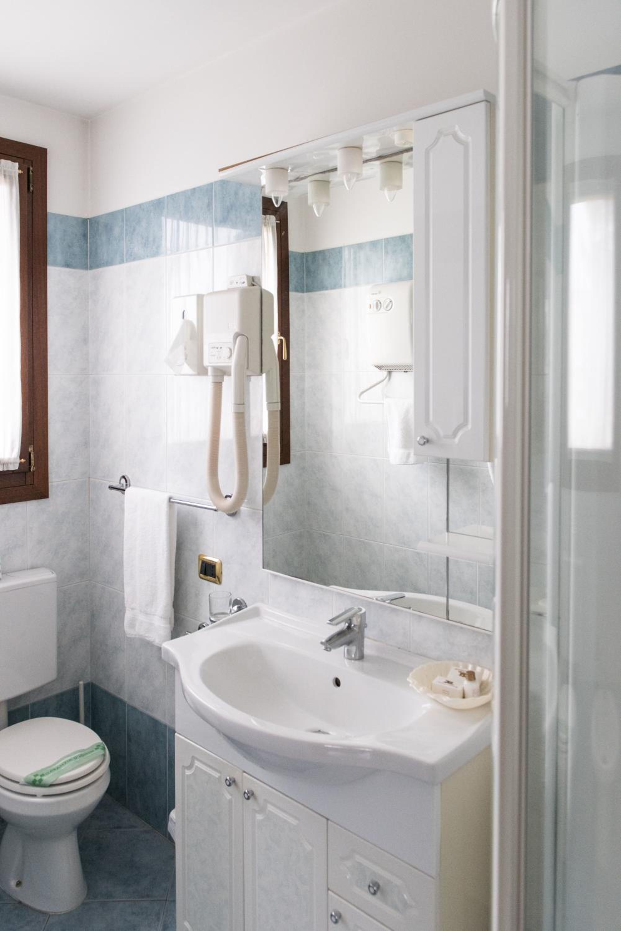 Double or Twin Room - Dependence photo 3