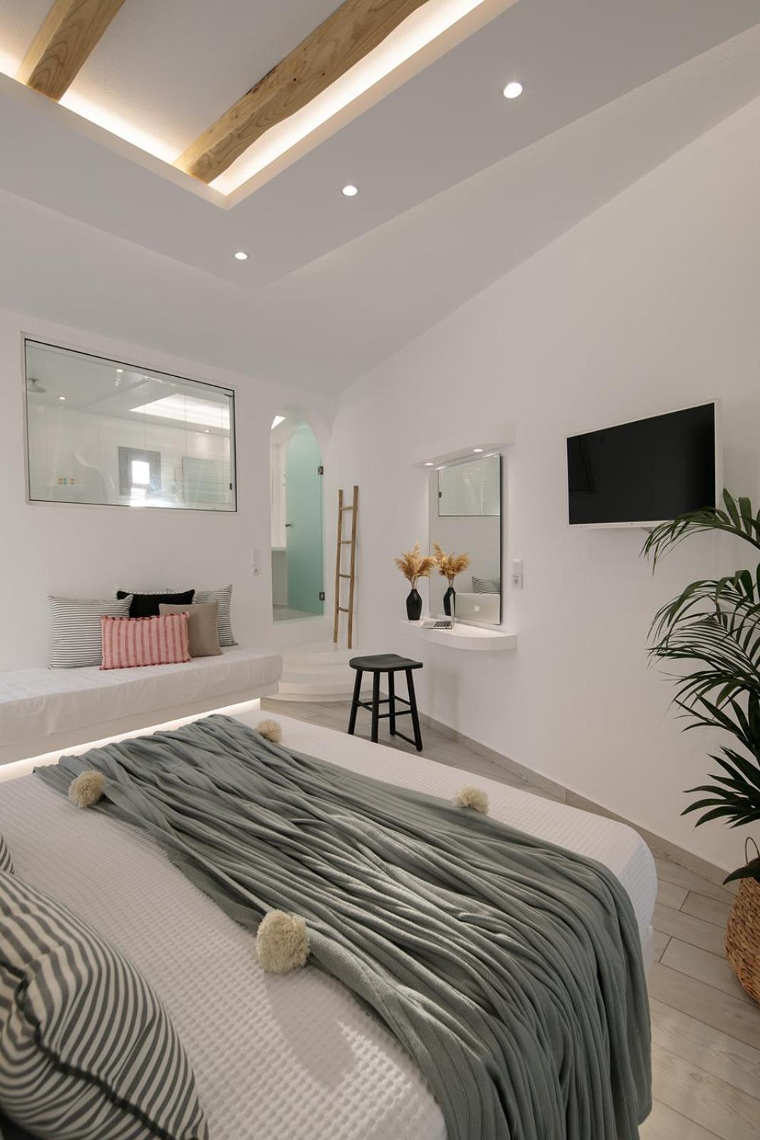 Superior Suite - Photo 13