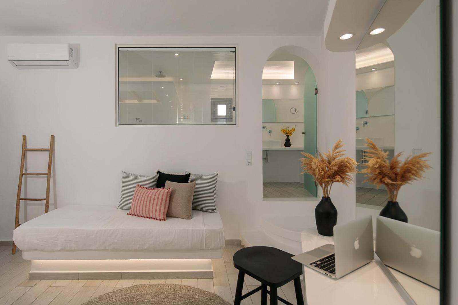 Superior Suite - Photo 14