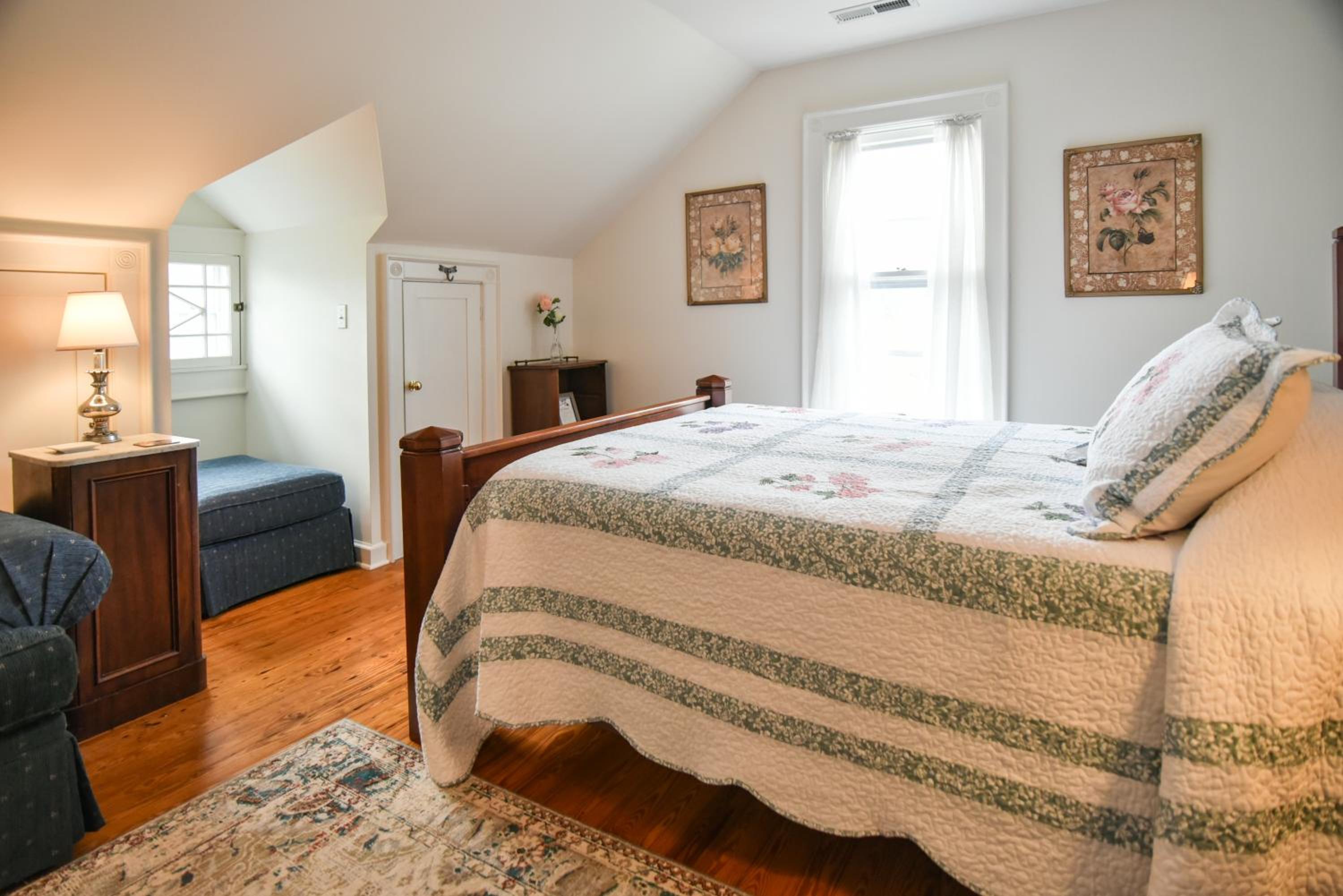 Double Room with Private Bathroom - Photo 2