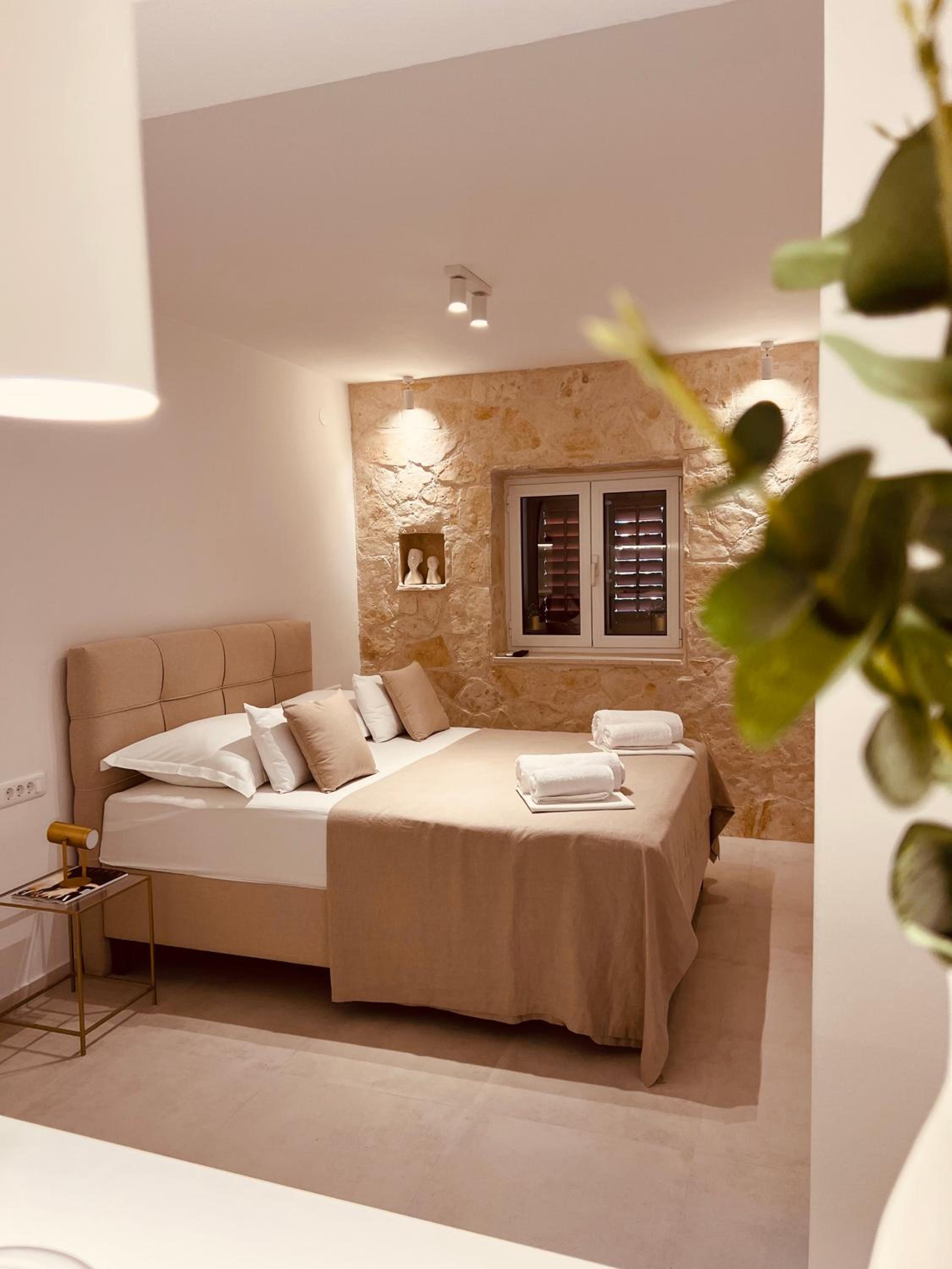 Studio Apartment - Photo 1