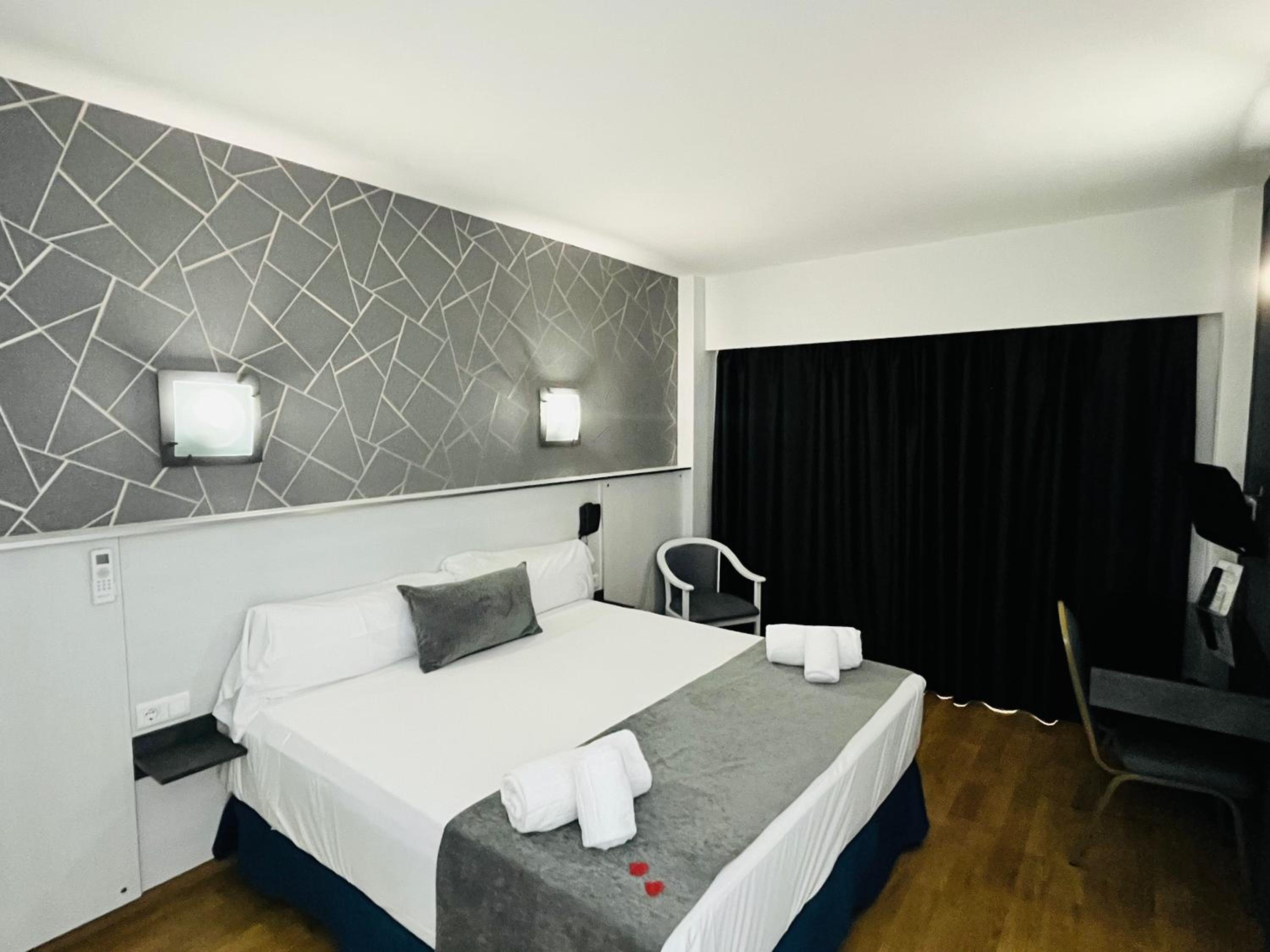 Double or Twin Room - Photo 5