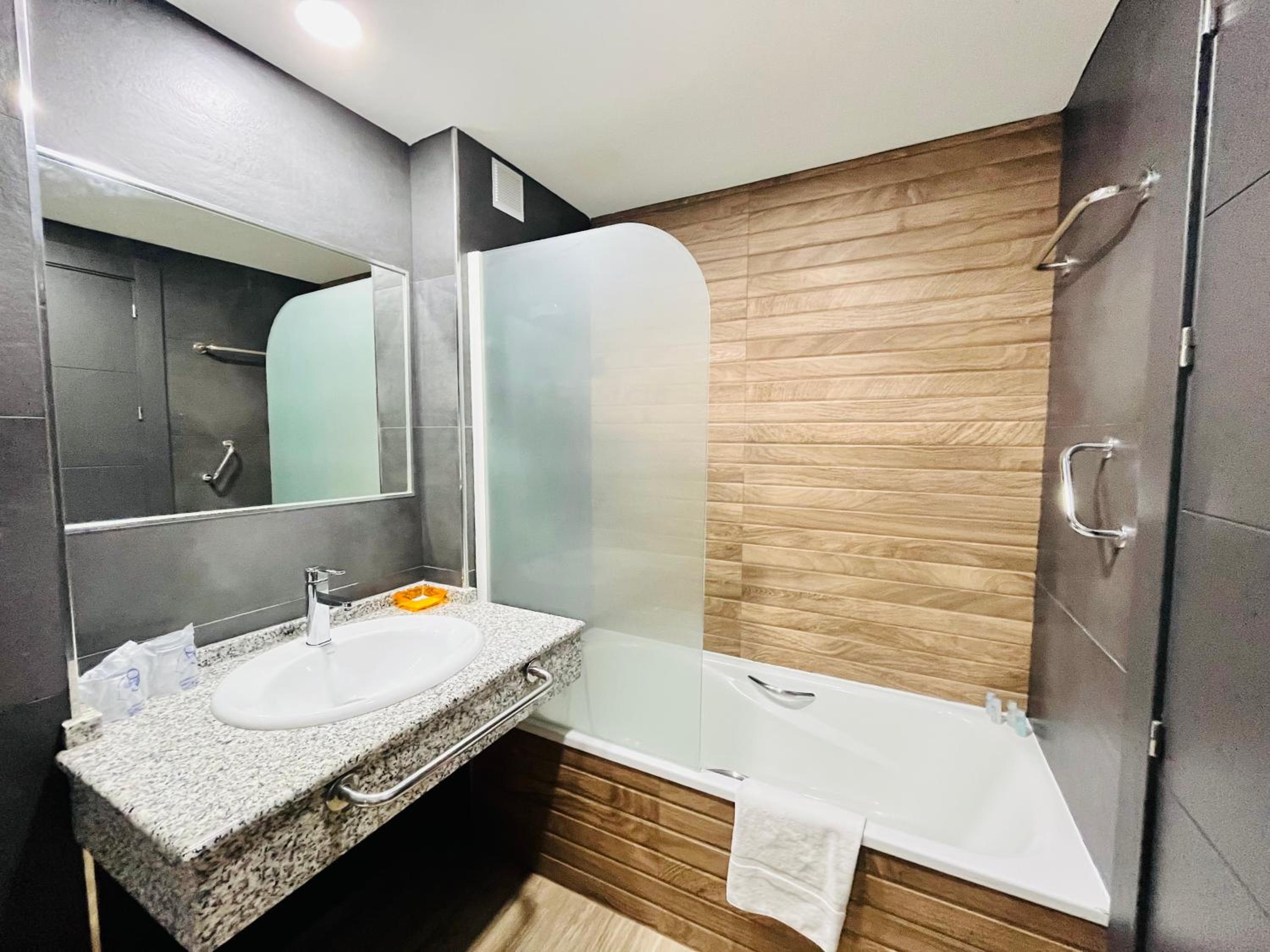 Double or Twin Room - Photo 6