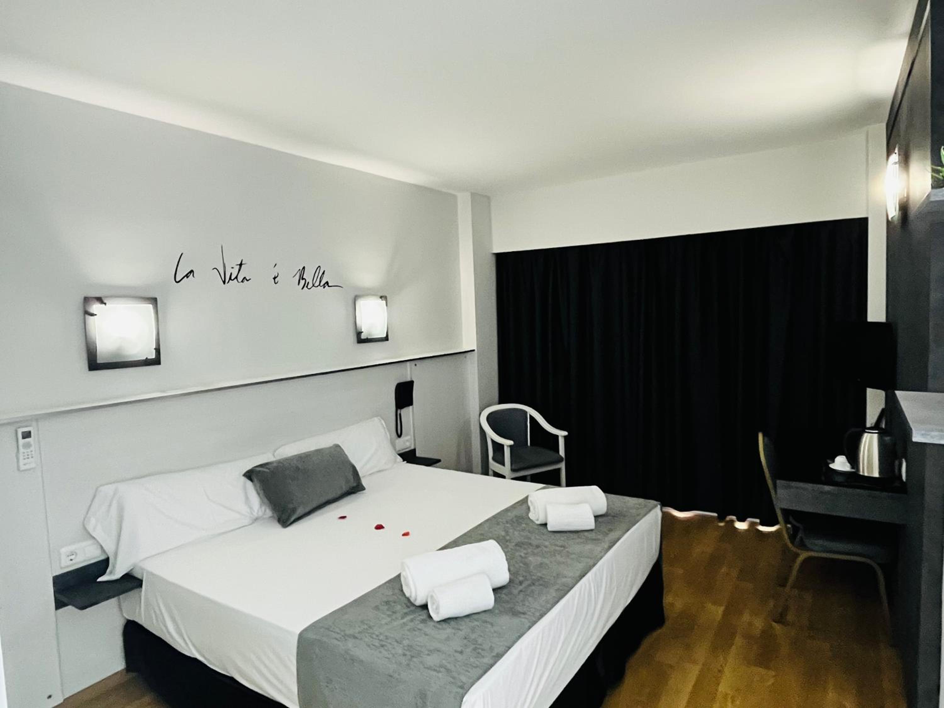 Double or Twin Room - Photo 4