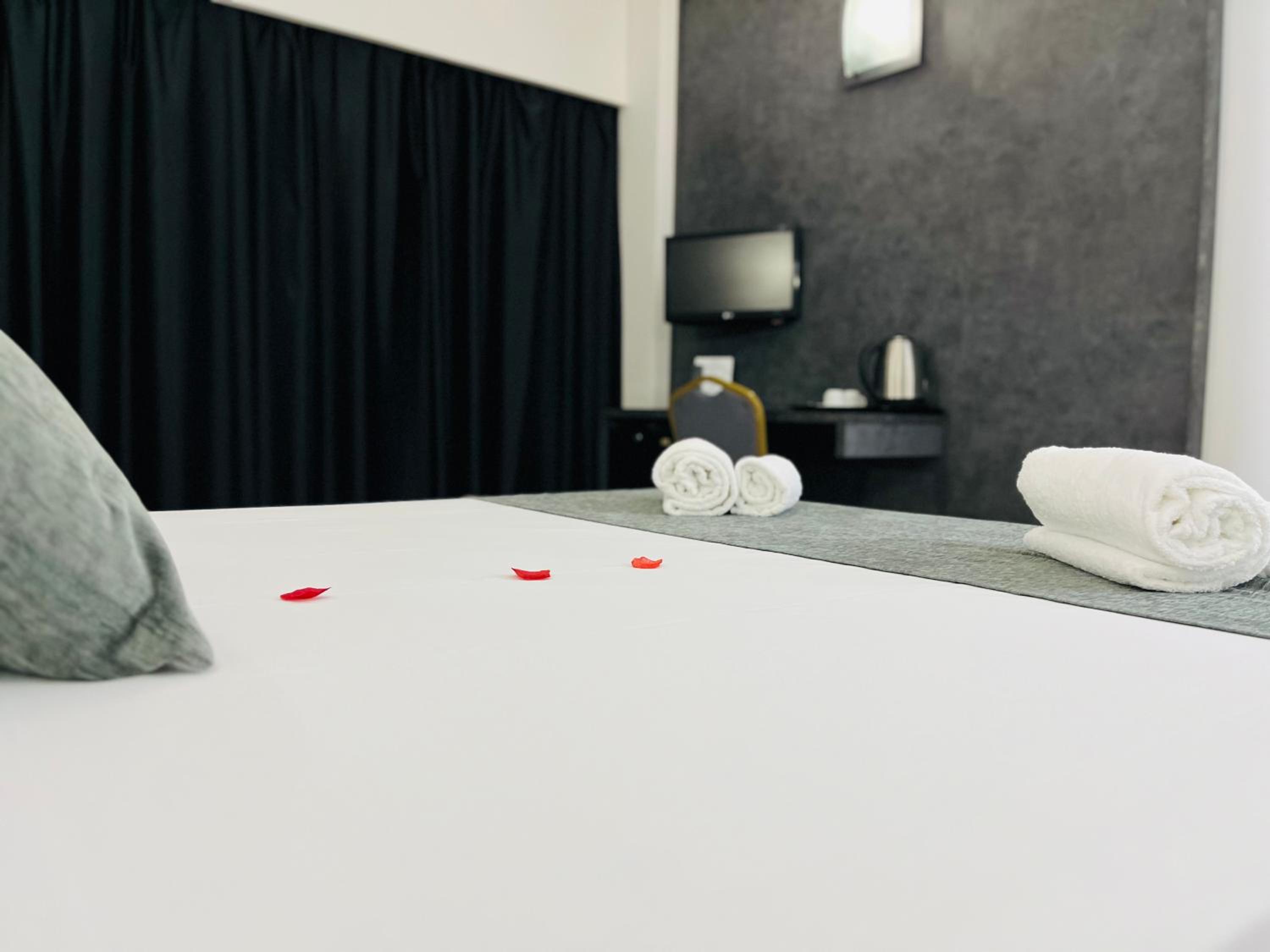 Double or Twin Room - Photo 8