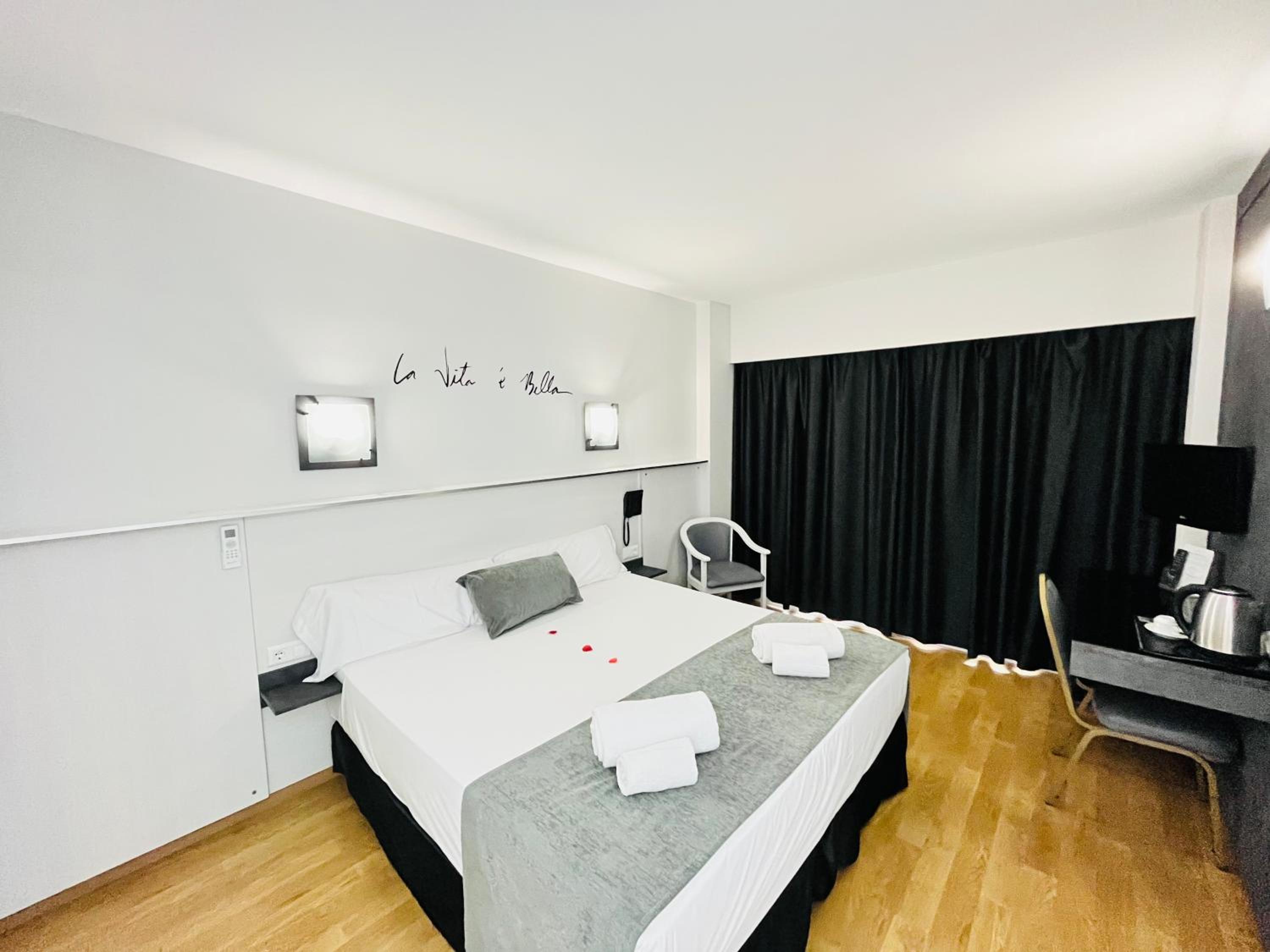 Double or Twin Room - Photo 9
