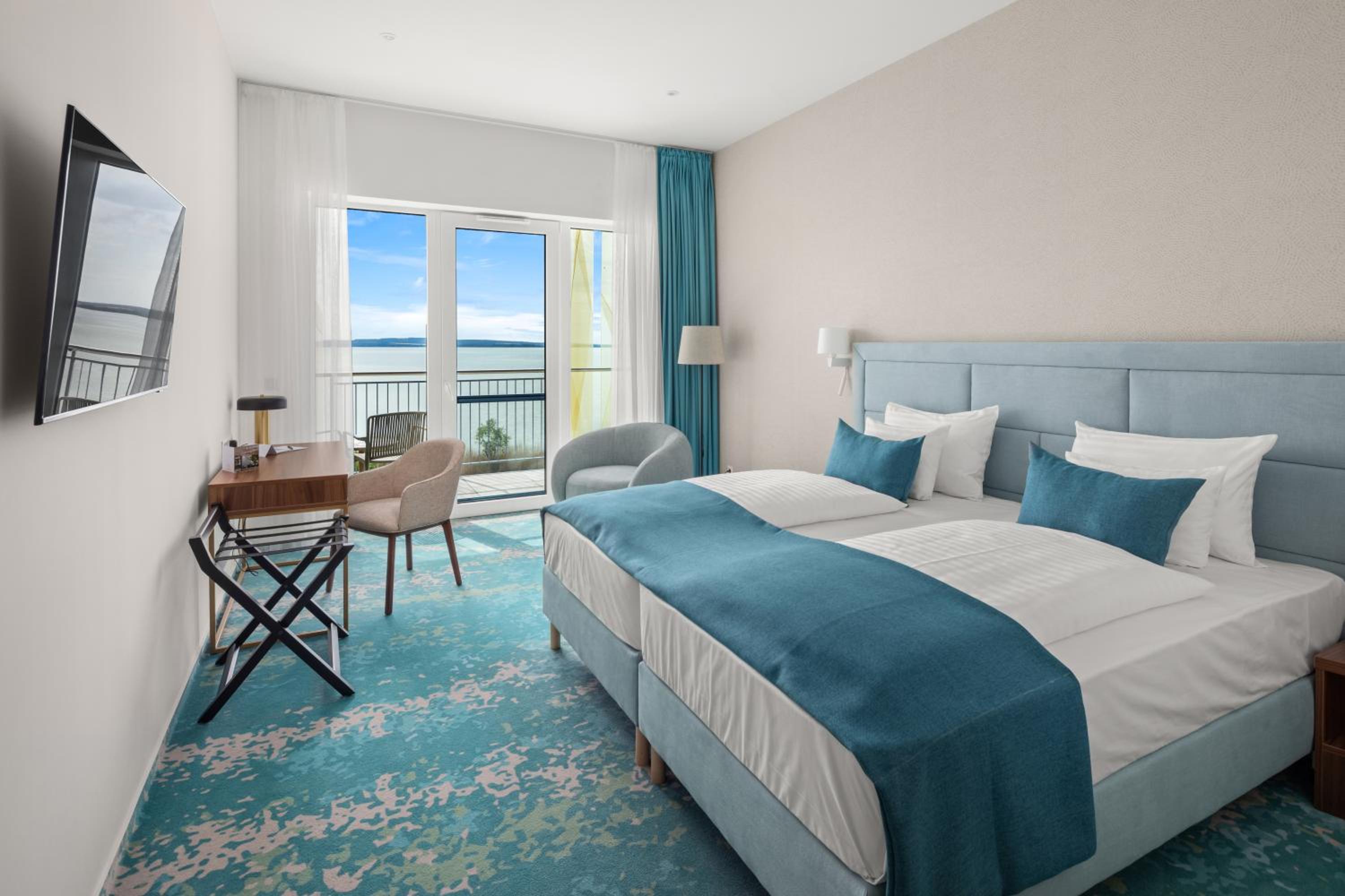 Superior Double or Twin Room with Lake View - Photo 3