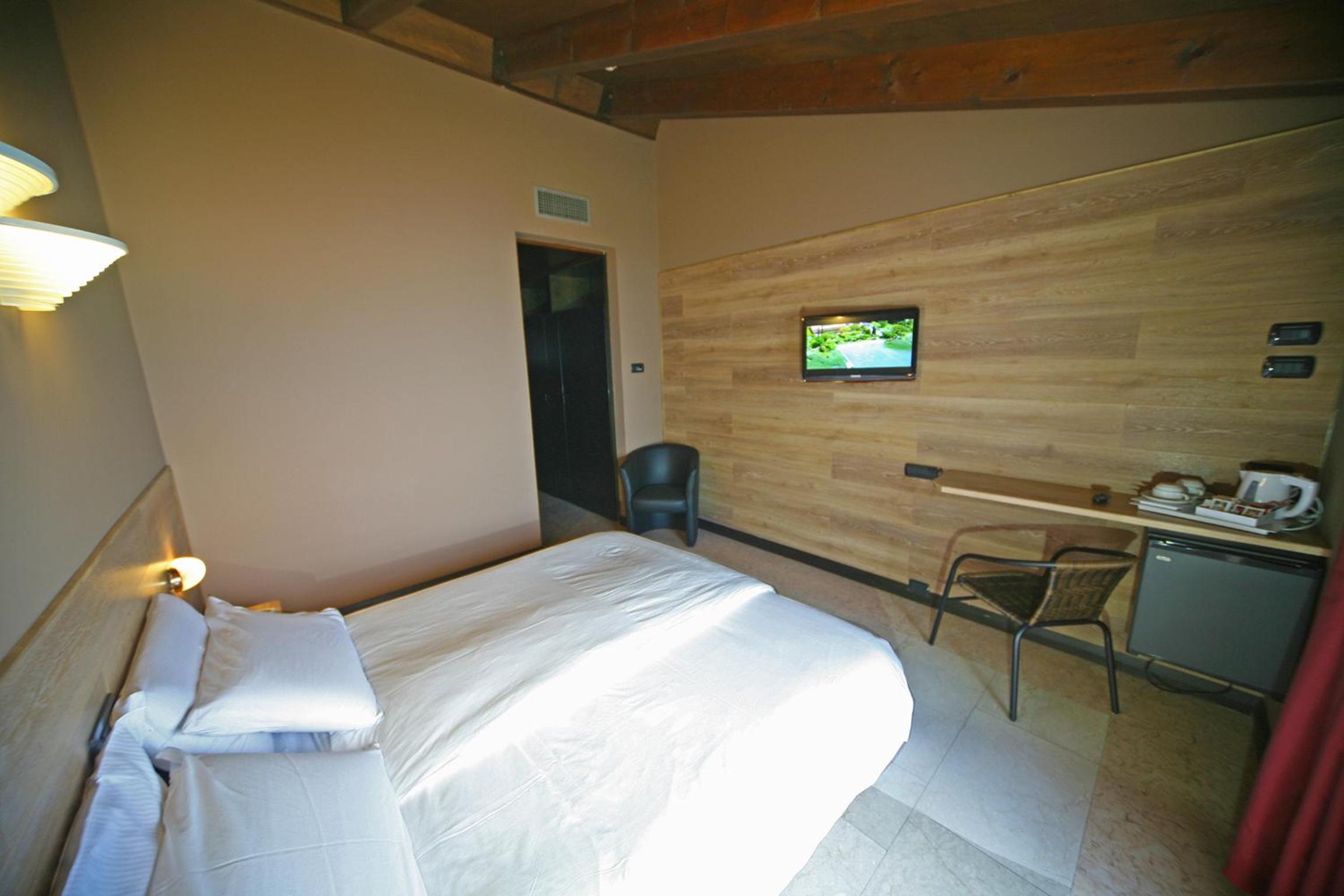 Double or Twin Room with Lake View photo 1