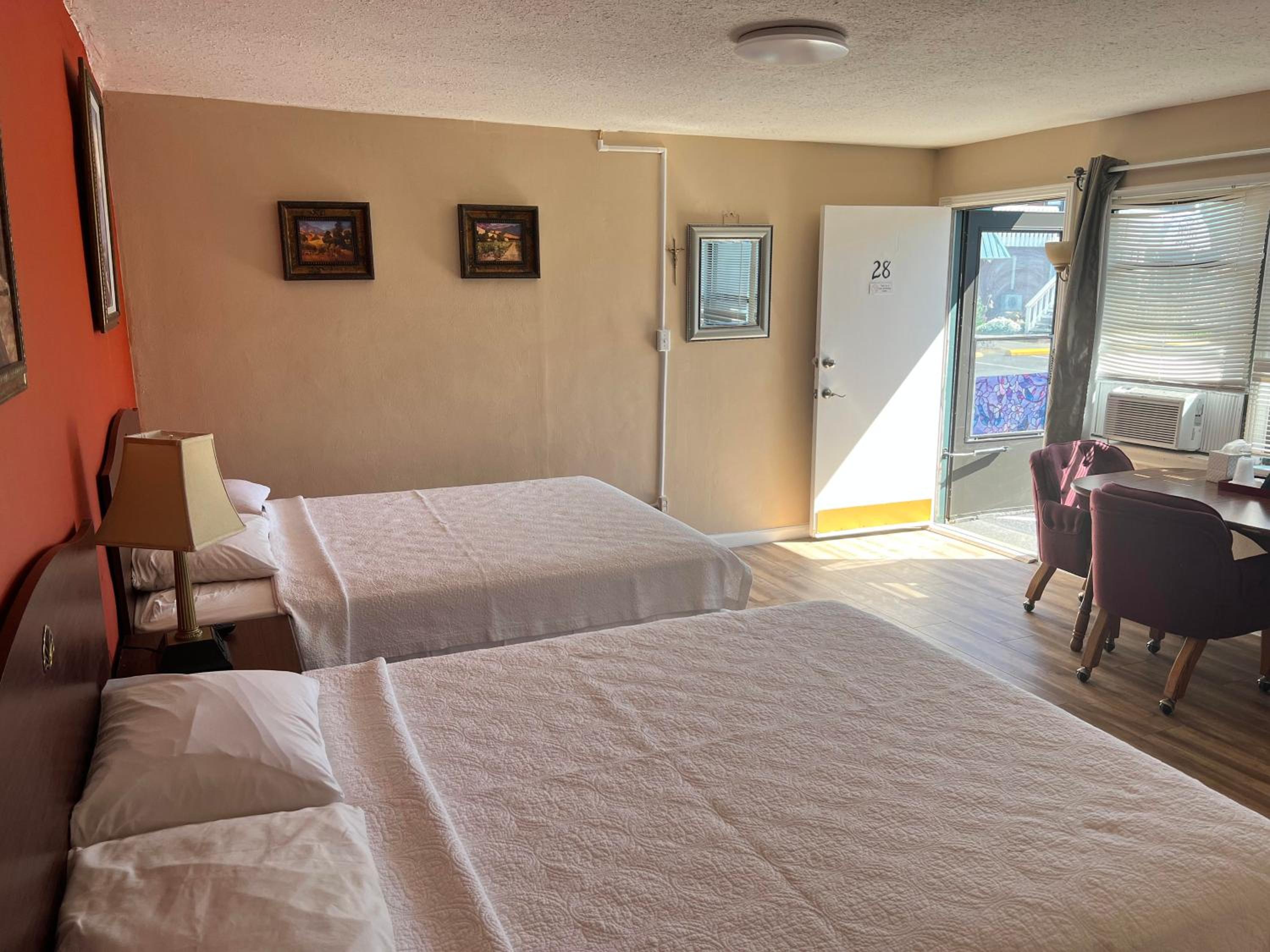 Standard Queen Room with Two Queen Beds photo 2