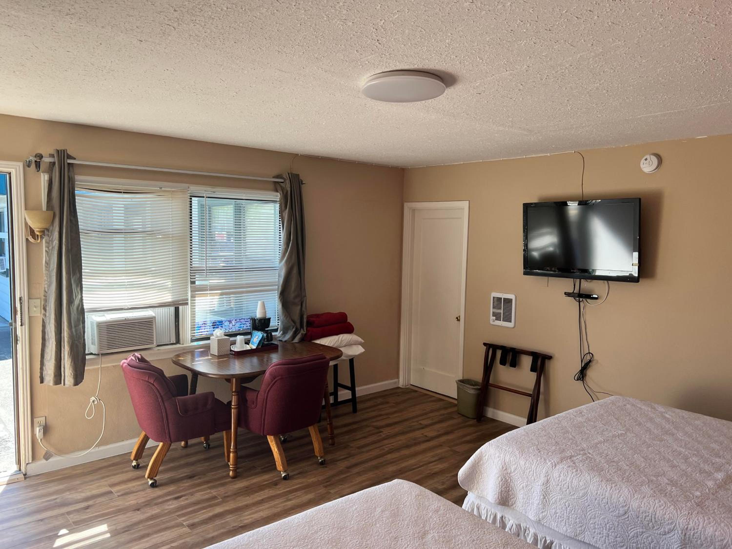 Standard Queen Room with Two Queen Beds photo 3