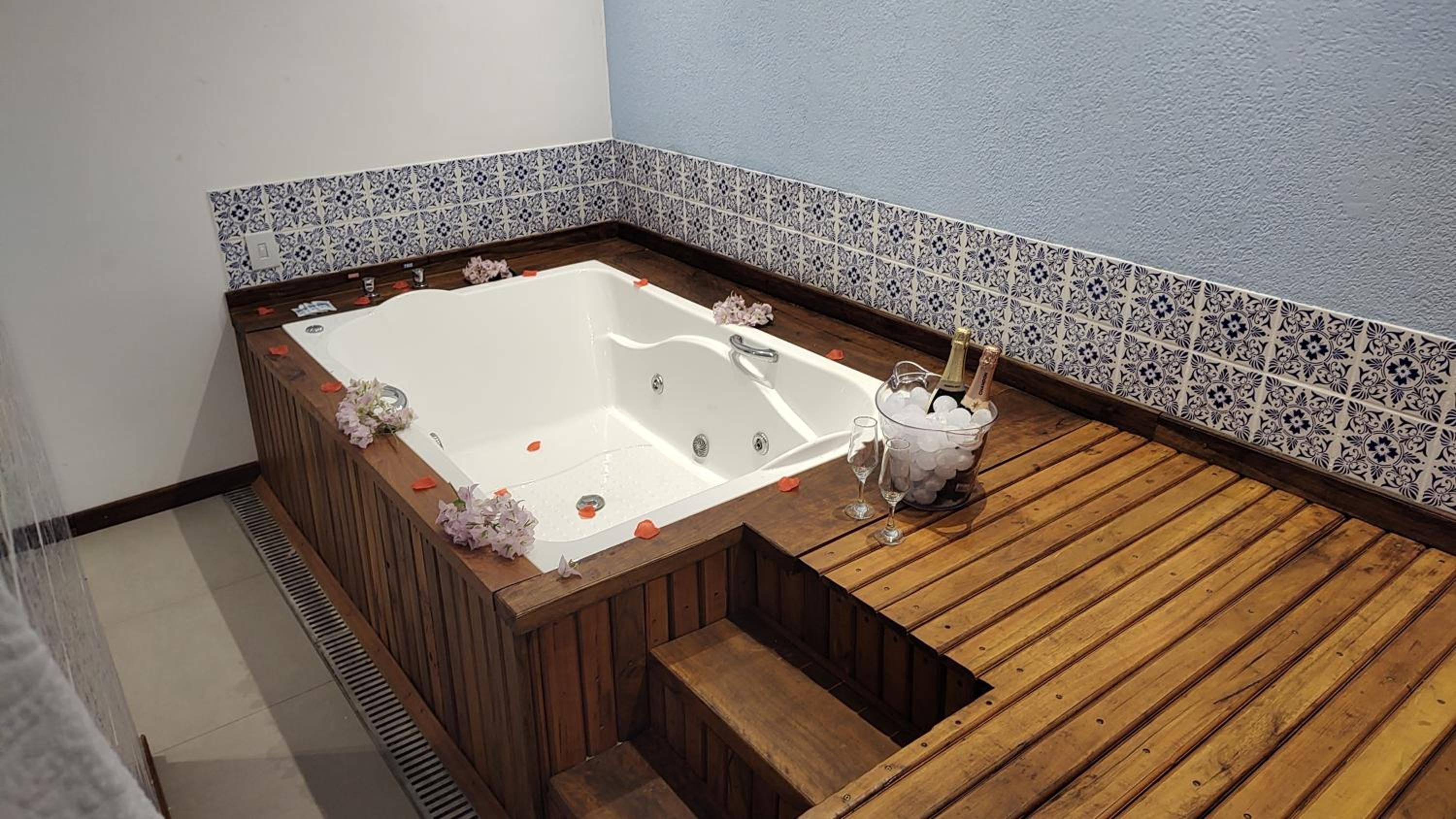 Deluxe Suite with Spa Bath photo 2